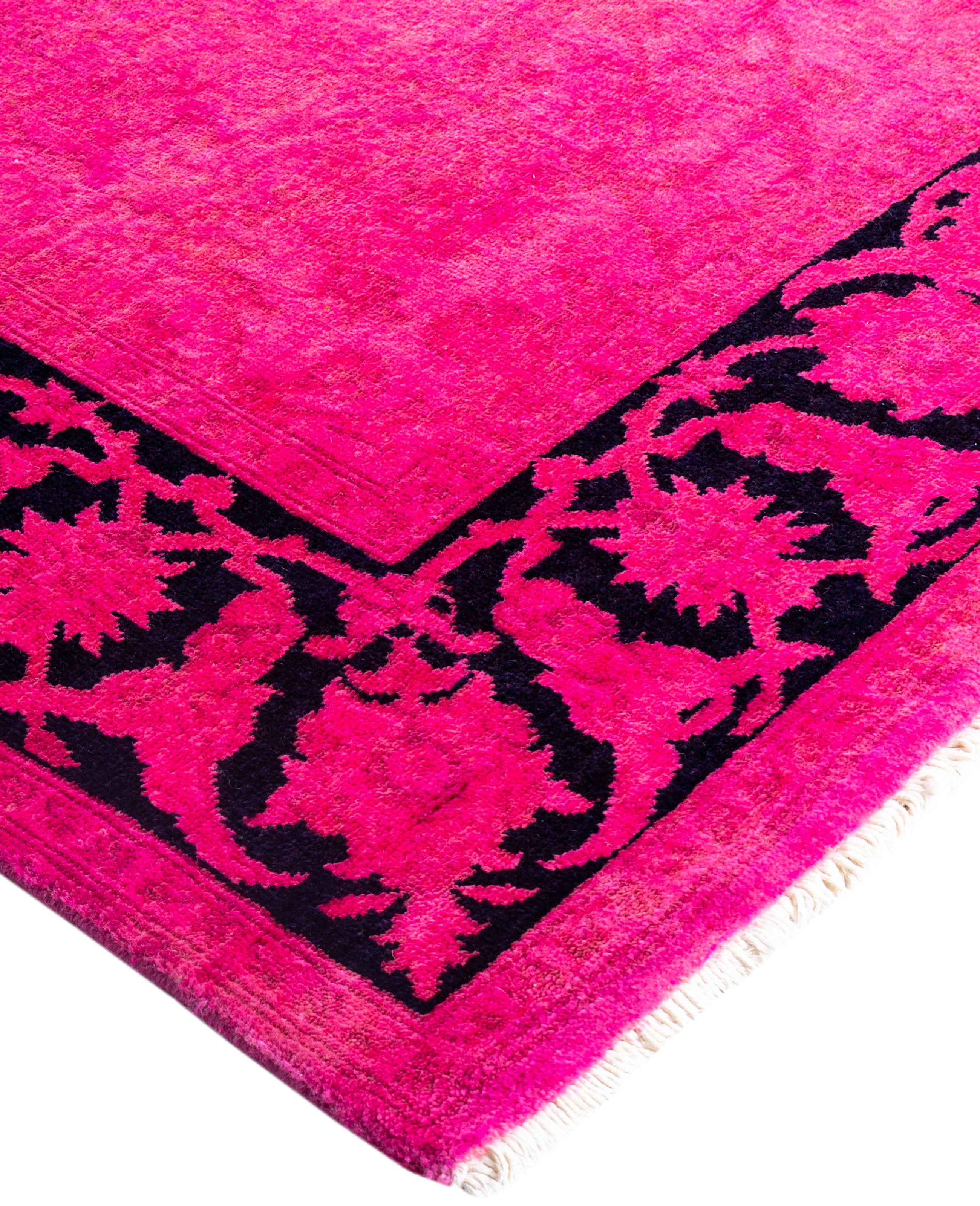 Las alfombras sobreteñidas se crean tomando alfombras antiguas o tradicionales y aplicando un tinte vibrante y monocromático sobre los dibujos existentes. Esta técnica da como resultado una estética audaz y moderna, al tiempo que conserva los
