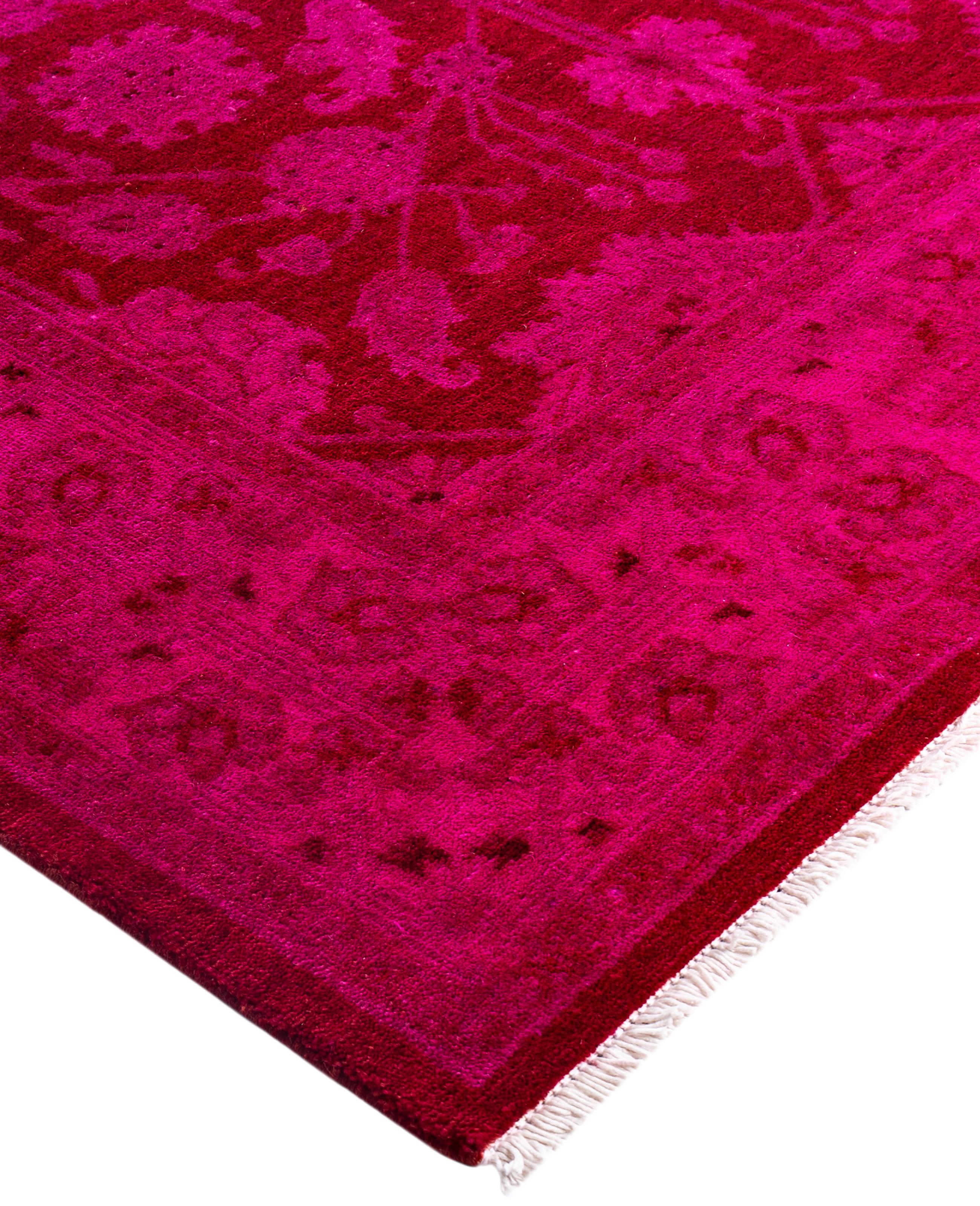 Las alfombras sobreteñidas se crean tomando alfombras antiguas o tradicionales y aplicando un tinte vibrante y monocromático sobre los dibujos existentes. Esta técnica da como resultado una estética audaz y moderna, al tiempo que conserva los