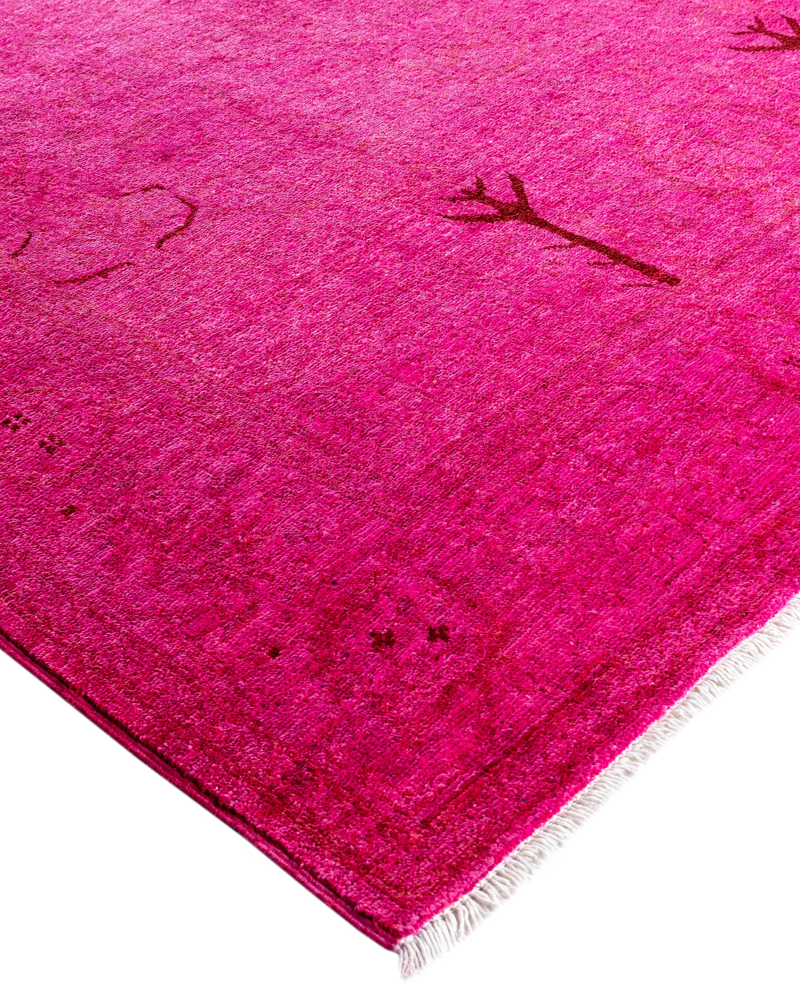 Las alfombras sobreteñidas se crean tomando alfombras antiguas o tradicionales y aplicando un tinte vibrante y monocromático sobre los dibujos existentes. Esta técnica da como resultado una estética audaz y moderna, al tiempo que conserva los