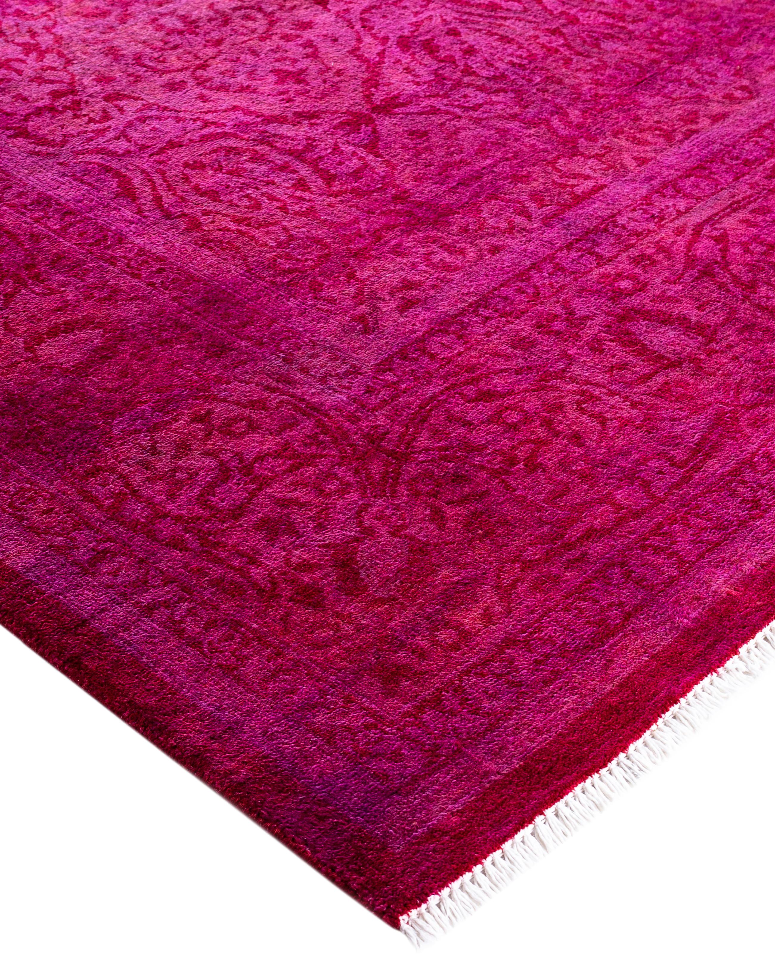 Les tapis surteints sont créés à partir de tapis anciens ou traditionnels auxquels on applique une teinture vibrante et monochrome sur les motifs existants. Cette technique permet d'obtenir une esthétique audacieuse et moderne tout en préservant les