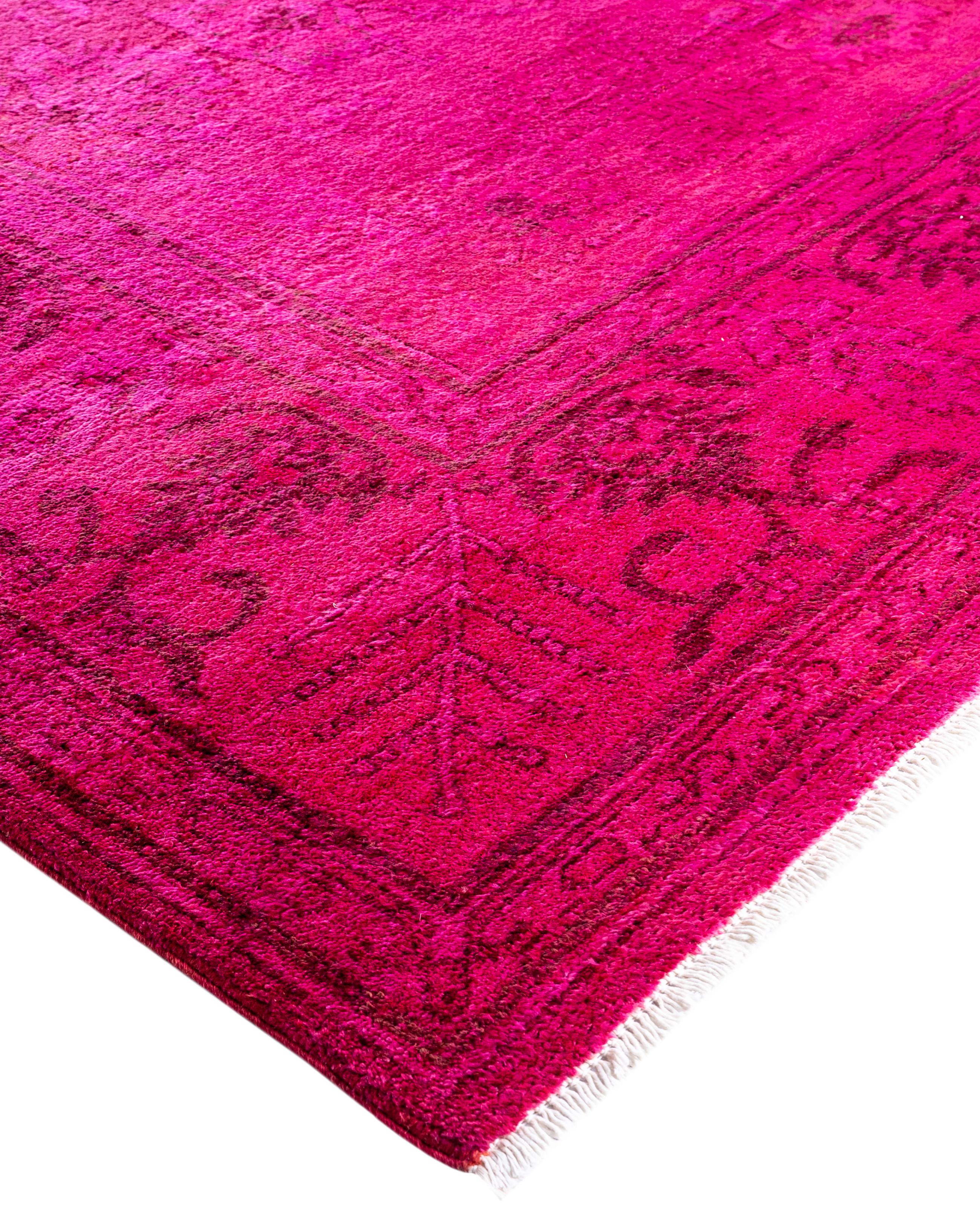 Les tapis surteints sont créés à partir de tapis anciens ou traditionnels auxquels on applique une teinture vibrante et monochrome sur les motifs existants. Cette technique permet d'obtenir une esthétique audacieuse et moderne tout en préservant les