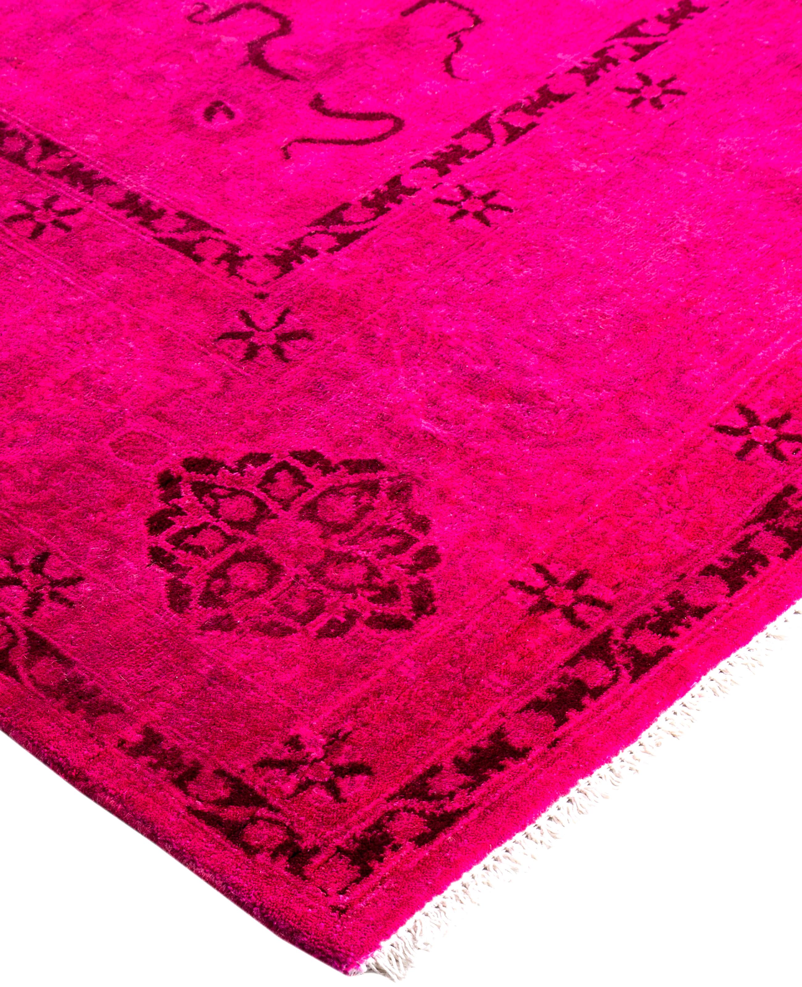 Las alfombras sobreteñidas se crean tomando alfombras antiguas o tradicionales y aplicando un tinte vibrante y monocromático sobre los dibujos existentes. Esta técnica da como resultado una estética audaz y moderna, al tiempo que conserva los