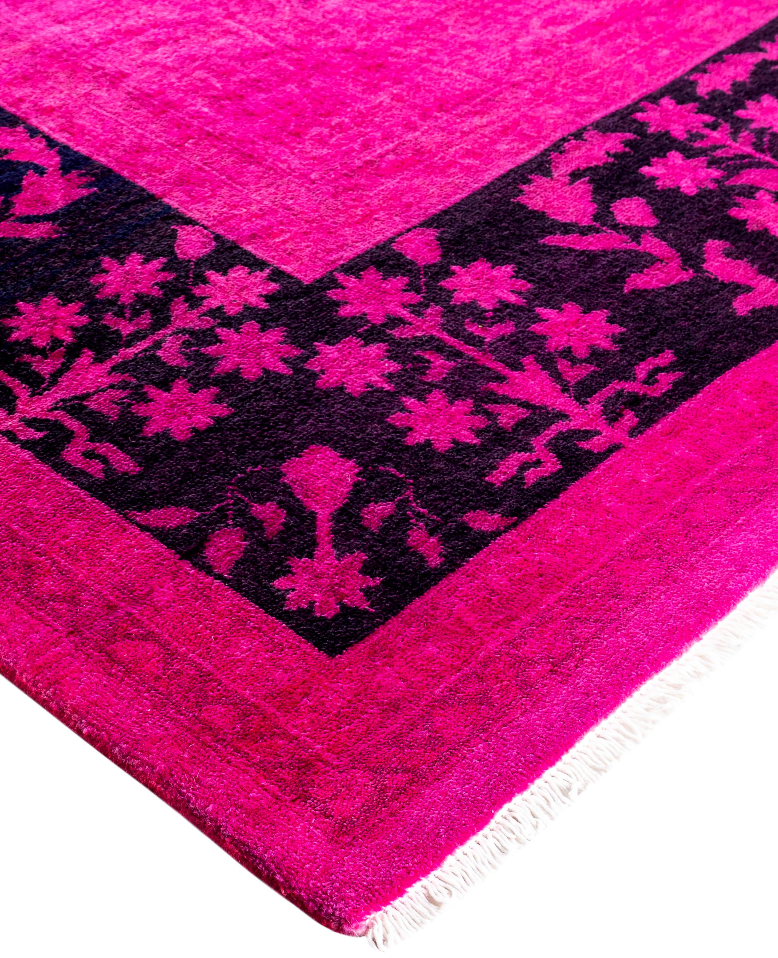 Les tapis surteints sont créés à partir de tapis anciens ou traditionnels auxquels on applique une teinture vibrante et monochrome sur les motifs existants. Cette technique permet d'obtenir une esthétique audacieuse et moderne tout en préservant les