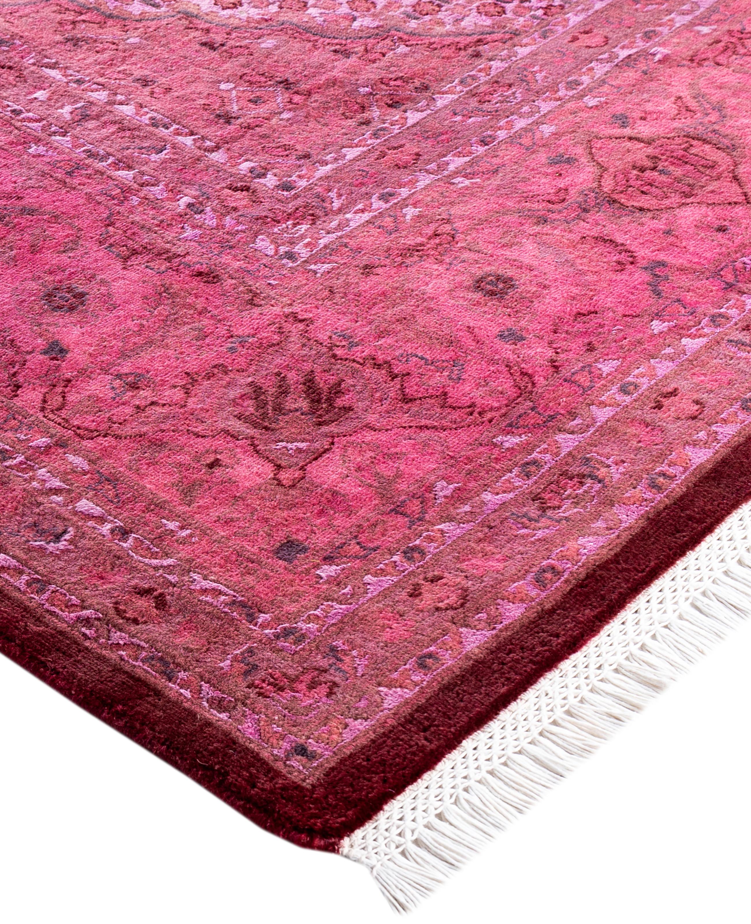 Las alfombras sobreteñidas se crean tomando alfombras antiguas o tradicionales y aplicando un tinte vibrante y monocromático sobre los dibujos existentes. Esta técnica da como resultado una estética audaz y moderna, al tiempo que conserva los