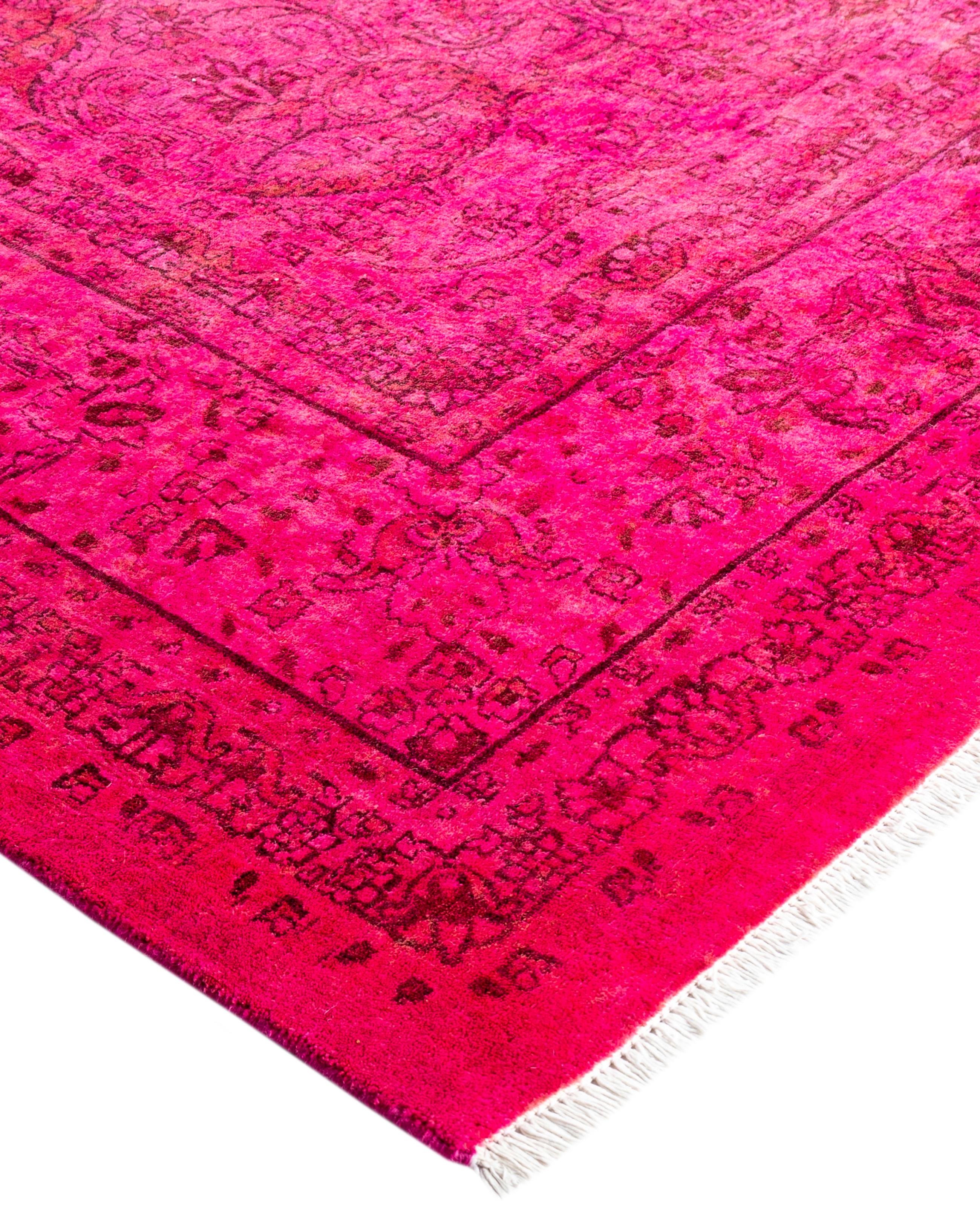 Las alfombras sobreteñidas se crean tomando alfombras antiguas o tradicionales y aplicando un tinte vibrante y monocromático sobre los dibujos existentes. Esta técnica da como resultado una estética audaz y moderna, al tiempo que conserva los
