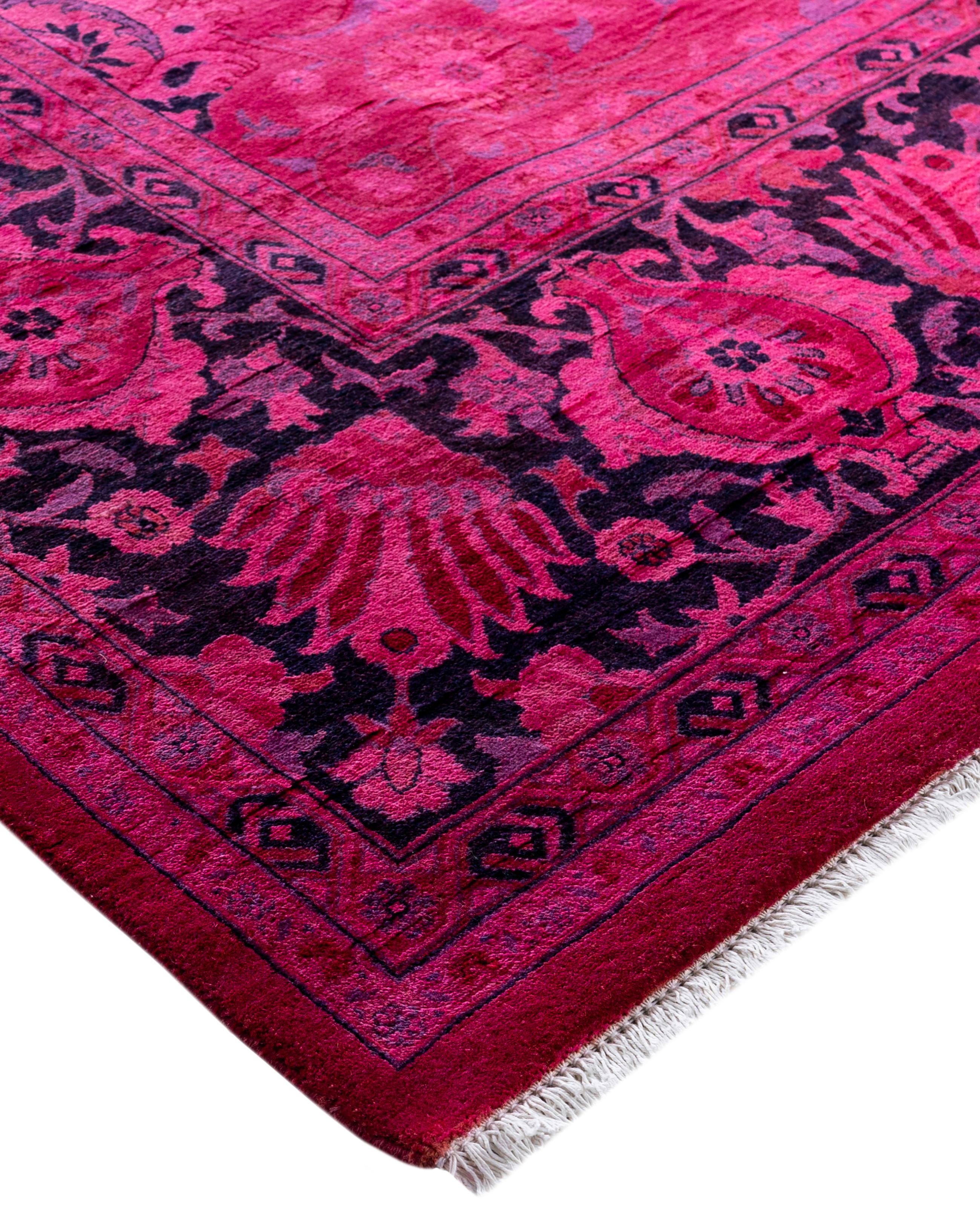 Las alfombras sobreteñidas se crean tomando alfombras antiguas o tradicionales y aplicando un tinte vibrante y monocromático sobre los dibujos existentes. Esta técnica da como resultado una estética audaz y moderna, al tiempo que conserva los
