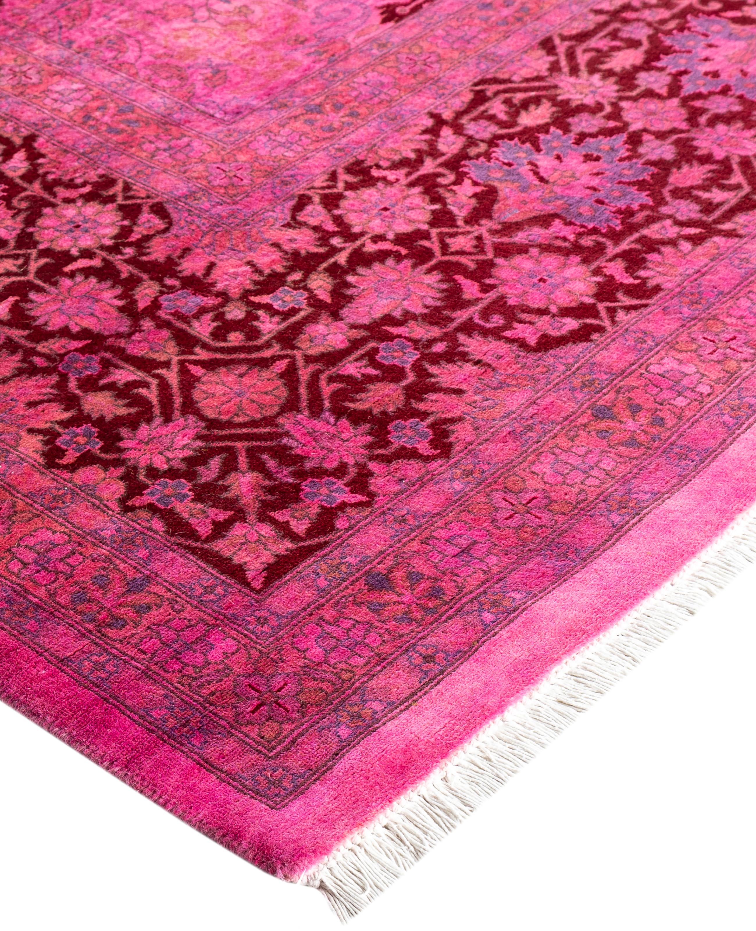 Les tapis surteints sont créés à partir de tapis anciens ou traditionnels auxquels on applique une teinture vibrante et monochrome sur les motifs existants. Cette technique permet d'obtenir une esthétique audacieuse et moderne tout en préservant les