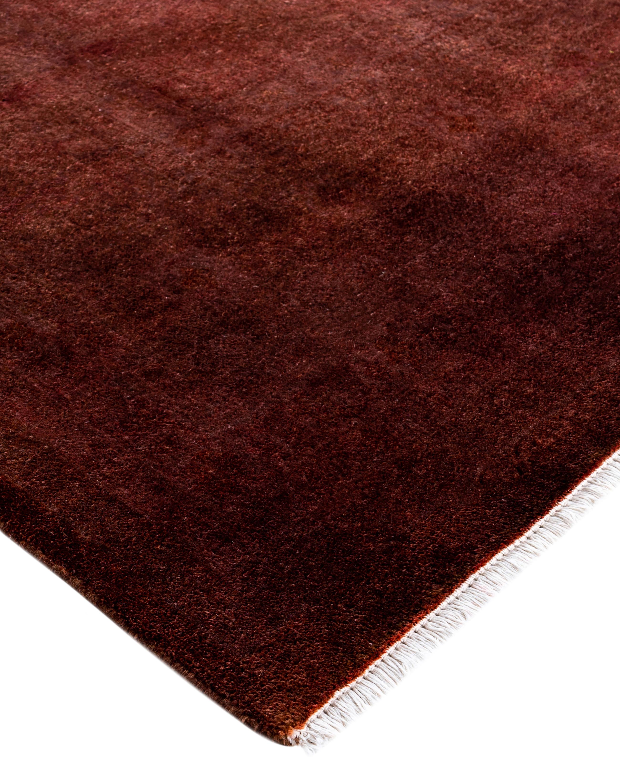 Les tapis surteints sont créés à partir de tapis anciens ou traditionnels auxquels on applique une teinture vibrante et monochrome sur les motifs existants. Cette technique permet d'obtenir une esthétique audacieuse et moderne tout en préservant les