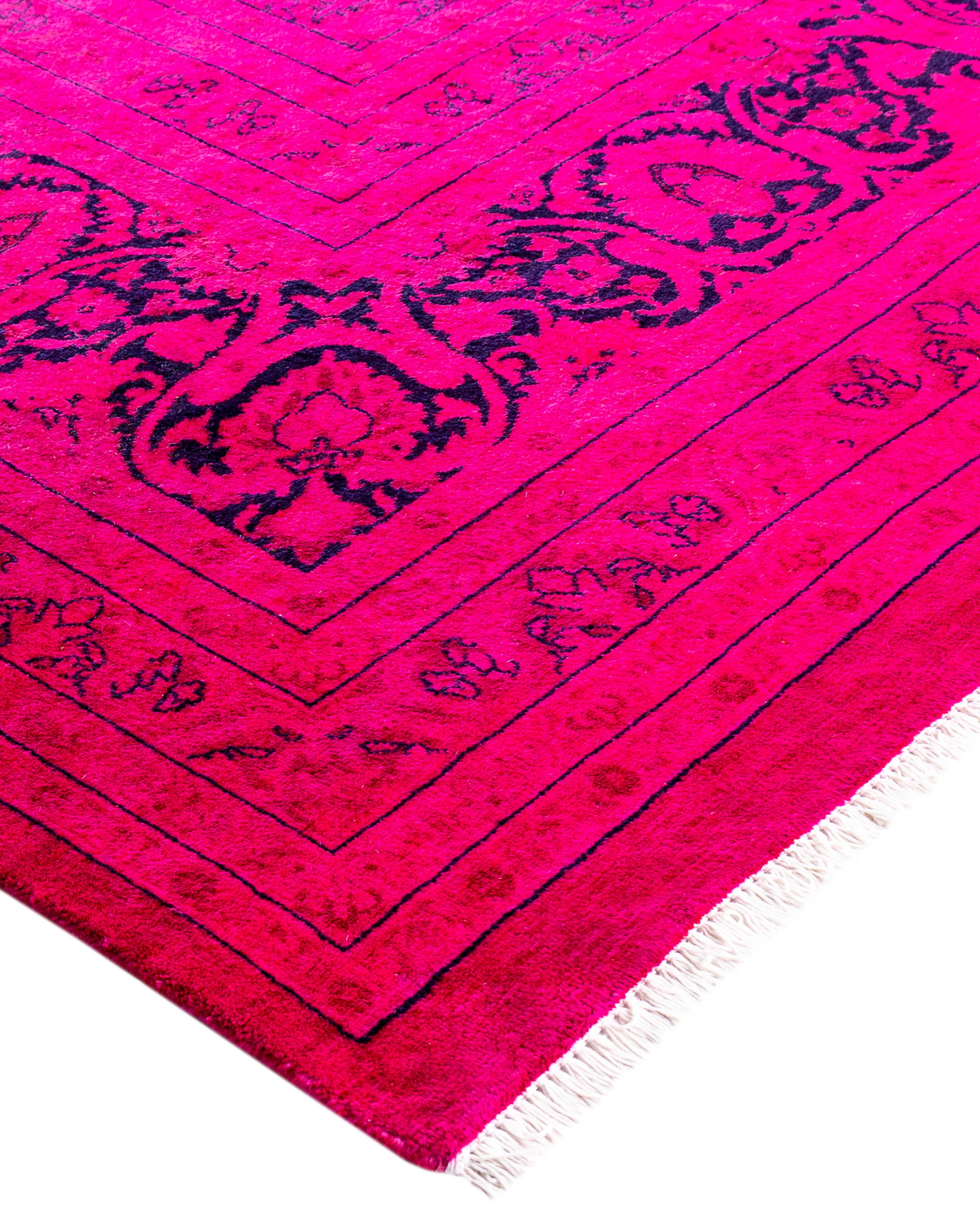 I tappeti tinti in massa sono creati prendendo tappeti vintage o tradizionali e applicando una tintura vibrante e monocromatica sui motivi esistenti. Questa tecnica consente di ottenere un'estetica audace e moderna, preservando al contempo gli