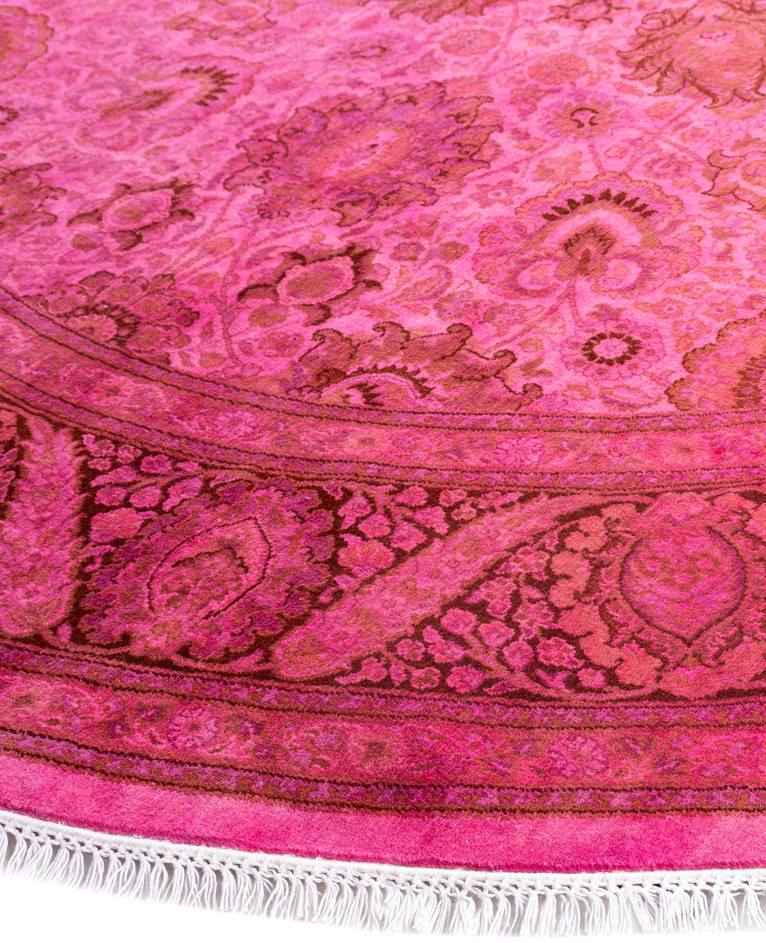 Las alfombras sobreteñidas se crean tomando alfombras antiguas o tradicionales y aplicando un tinte vibrante y monocromático sobre los dibujos existentes. Esta técnica da como resultado una estética audaz y moderna, al tiempo que conserva los
