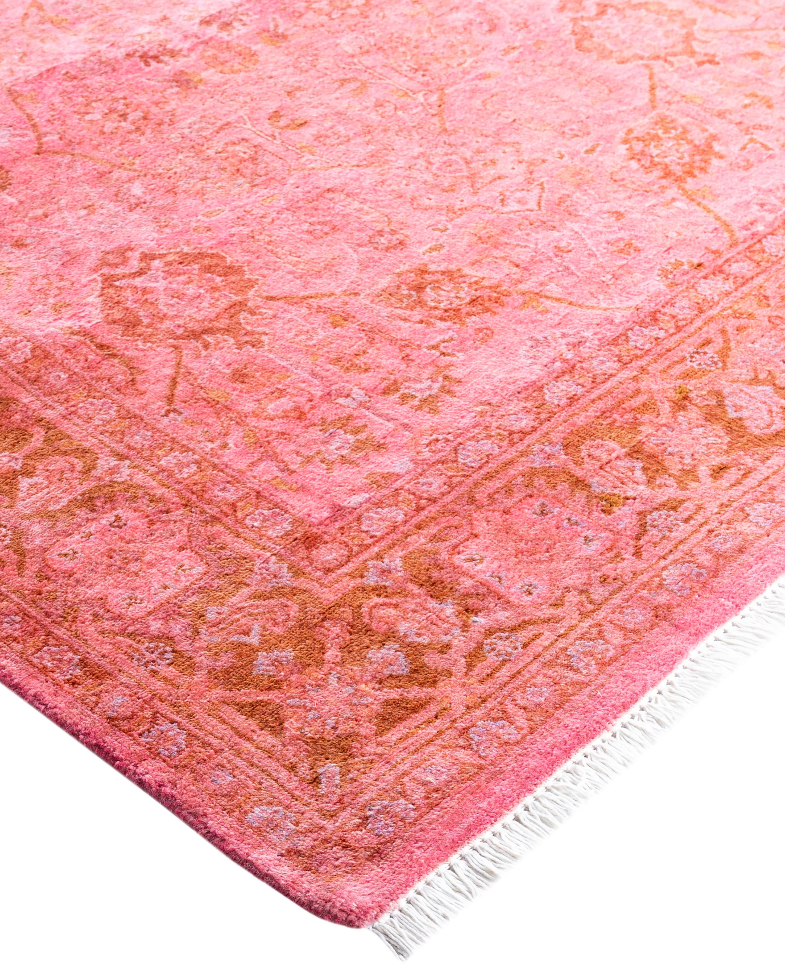 I tappeti tinti in massa sono creati prendendo tappeti vintage o tradizionali e applicando una tintura vibrante e monocromatica sui motivi esistenti. Questa tecnica consente di ottenere un'estetica audace e moderna, preservando al contempo gli