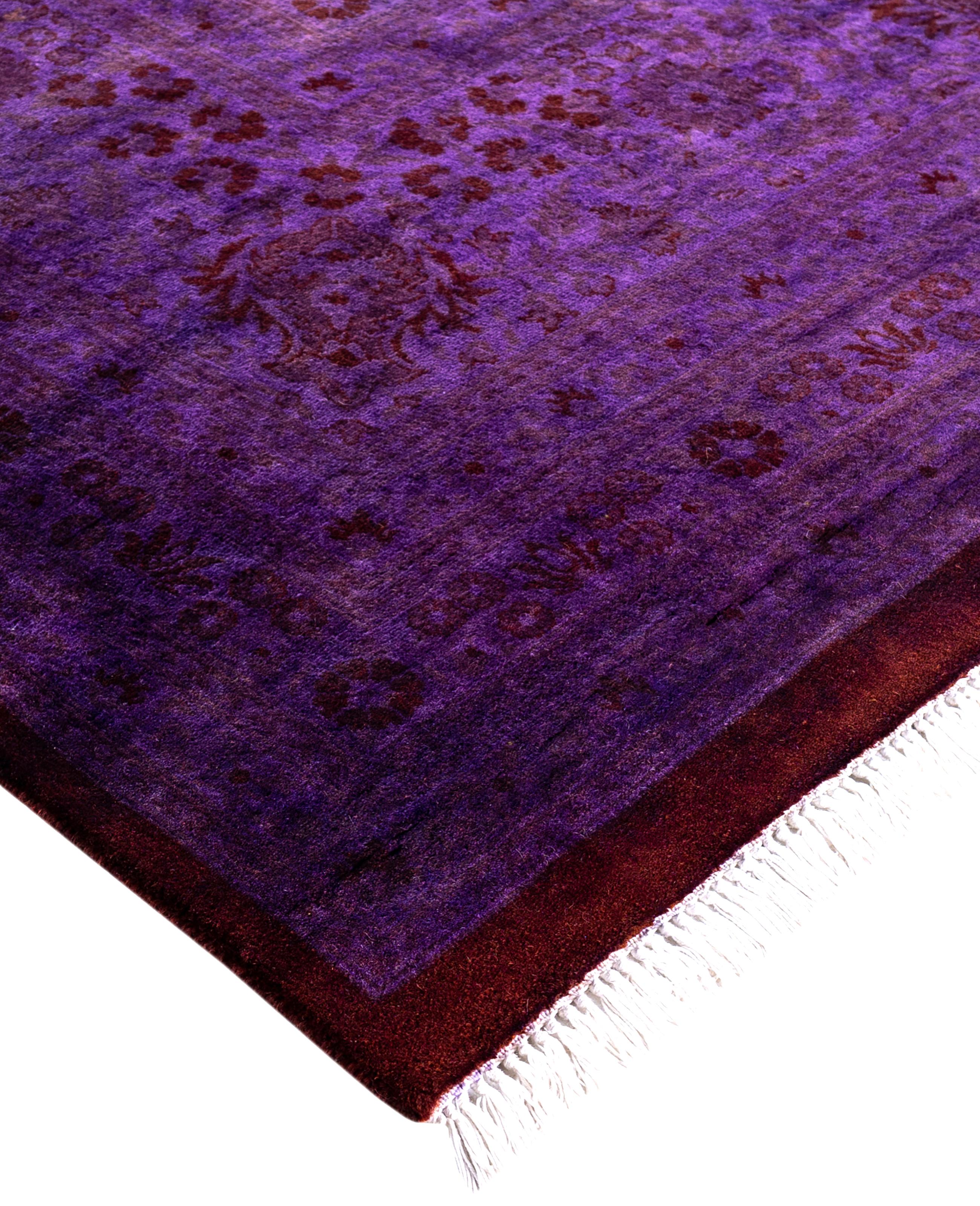 I tappeti tinti in massa sono creati prendendo tappeti vintage o tradizionali e applicando una tintura vibrante e monocromatica sui motivi esistenti. Questa tecnica consente di ottenere un'estetica audace e moderna, preservando al contempo gli