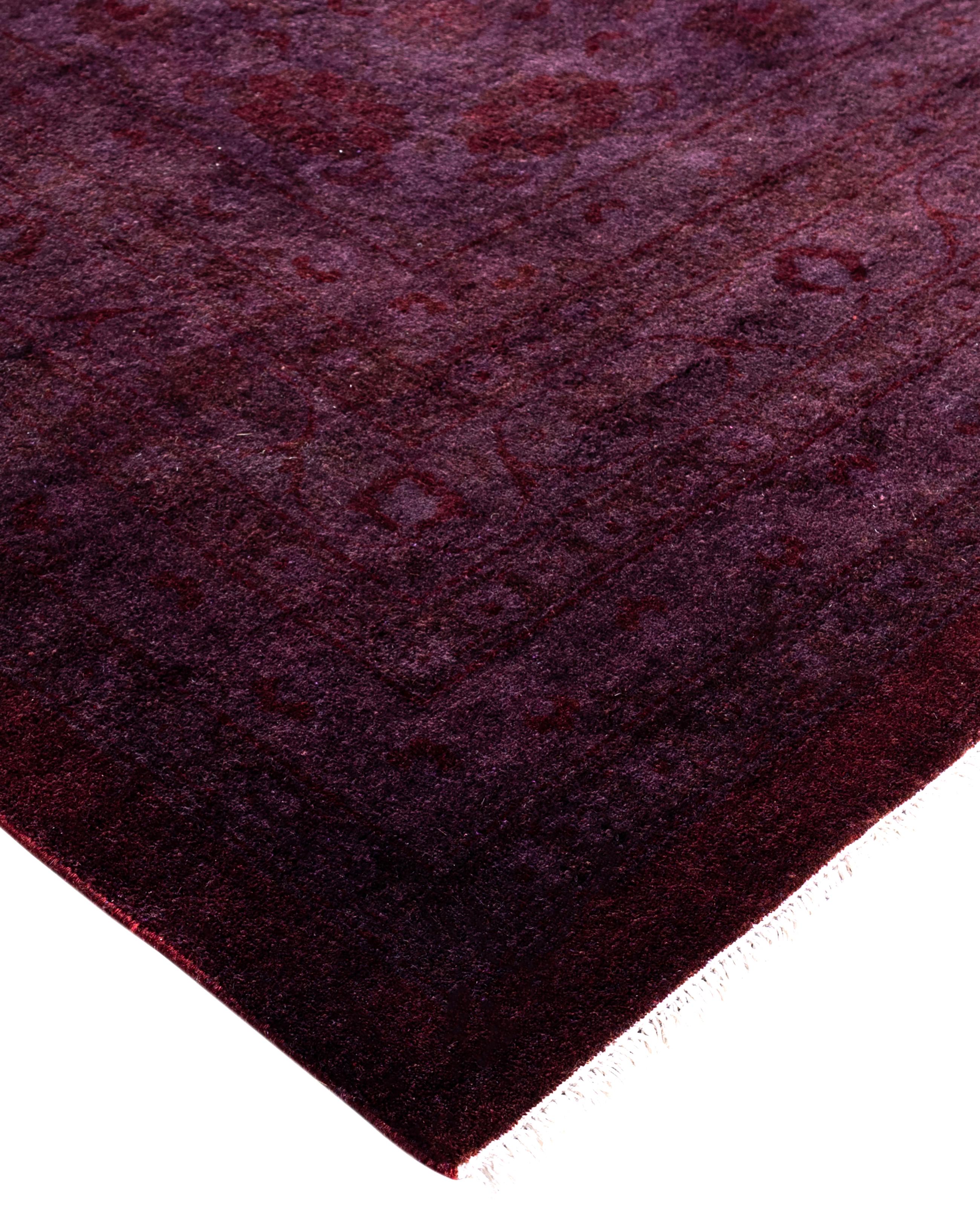 Las alfombras sobreteñidas se crean tomando alfombras antiguas o tradicionales y aplicando un tinte vibrante y monocromático sobre los dibujos existentes. Esta técnica da como resultado una estética audaz y moderna, al tiempo que conserva los
