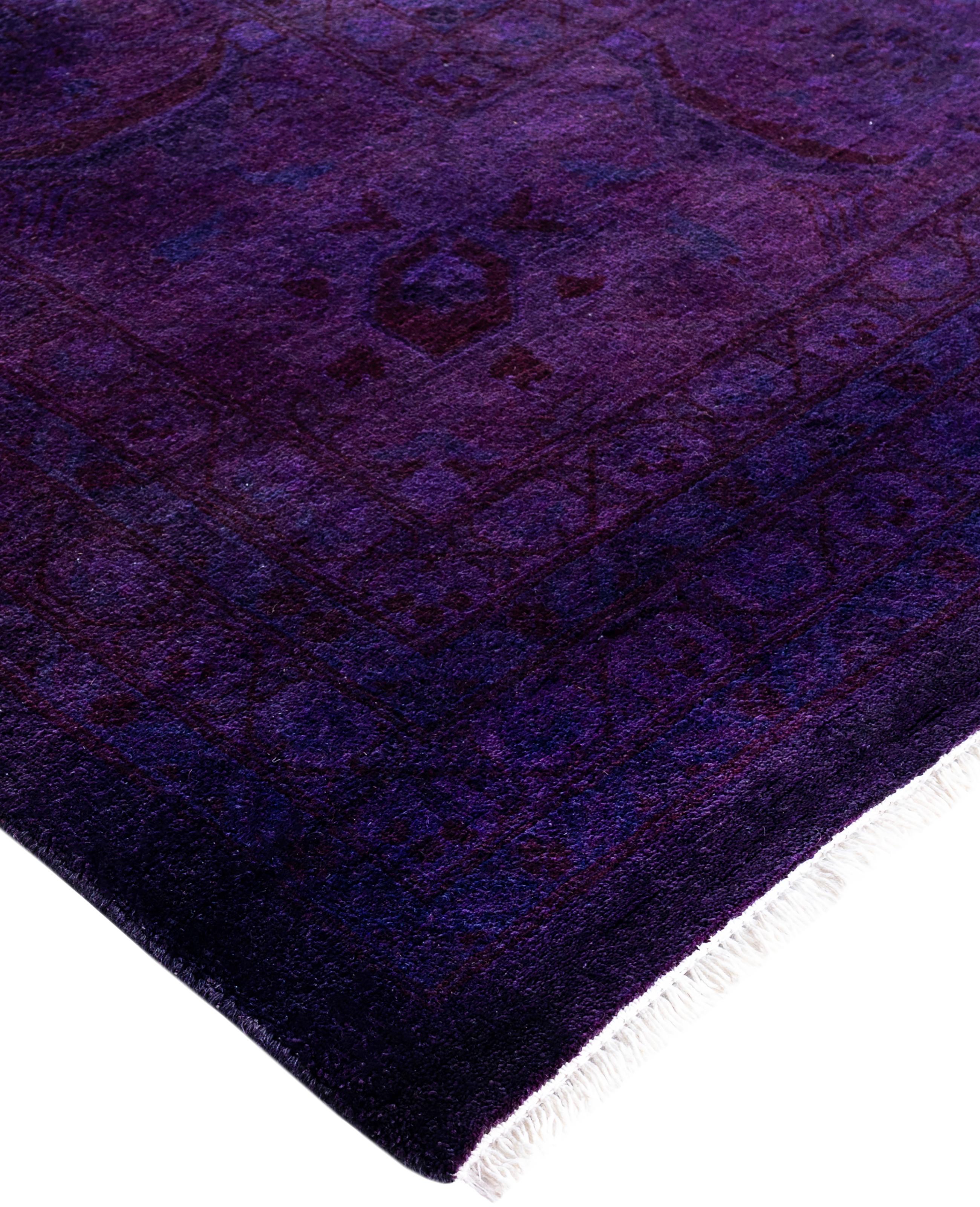 Las alfombras sobreteñidas se crean tomando alfombras antiguas o tradicionales y aplicando un tinte vibrante y monocromático sobre los dibujos existentes. Esta técnica da como resultado una estética audaz y moderna, al tiempo que conserva los