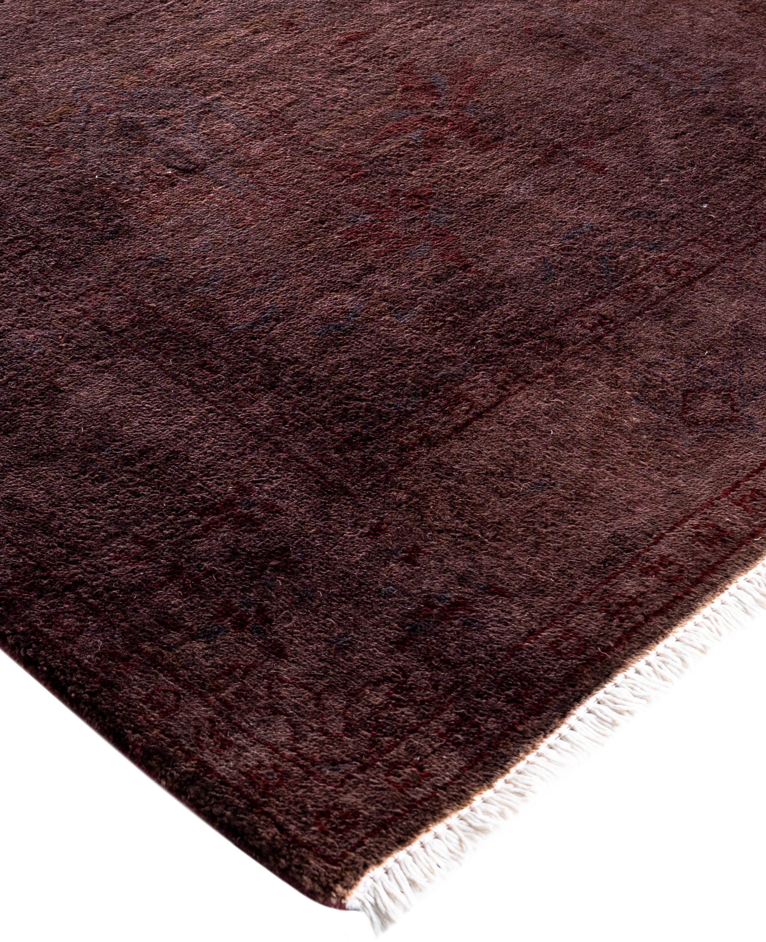 Las alfombras sobreteñidas se crean tomando alfombras antiguas o tradicionales y aplicando un tinte vibrante y monocromático sobre los dibujos existentes. Esta técnica da como resultado una estética audaz y moderna, al tiempo que conserva los