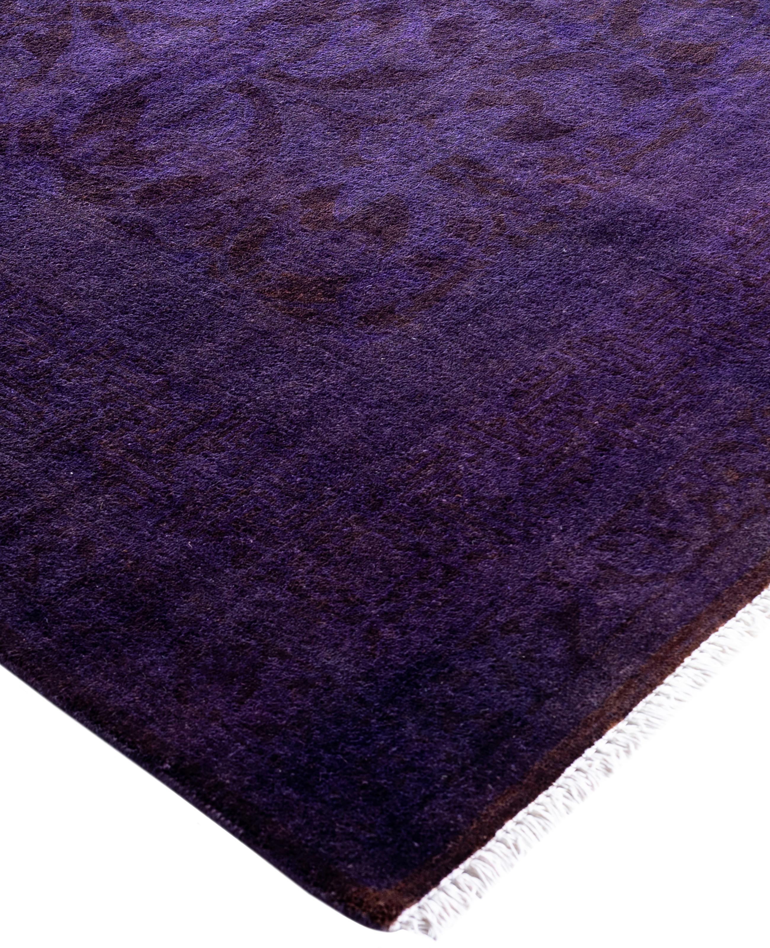 Las alfombras sobreteñidas se crean tomando alfombras antiguas o tradicionales y aplicando un tinte vibrante y monocromático sobre los dibujos existentes. Esta técnica da como resultado una estética audaz y moderna, al tiempo que conserva los