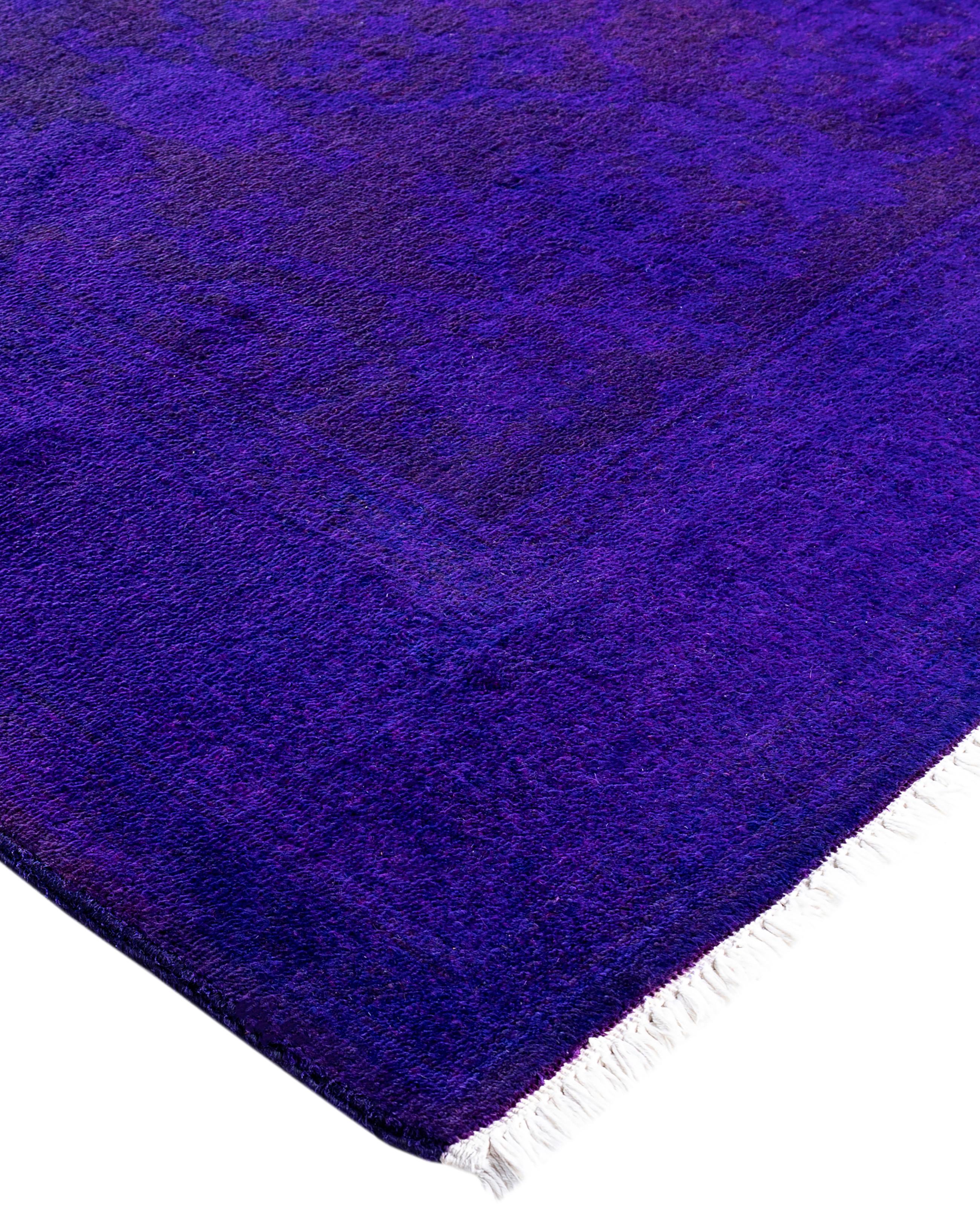 Las alfombras sobreteñidas se crean tomando alfombras antiguas o tradicionales y aplicando un tinte vibrante y monocromático sobre los dibujos existentes. Esta técnica da como resultado una estética audaz y moderna, al tiempo que conserva los