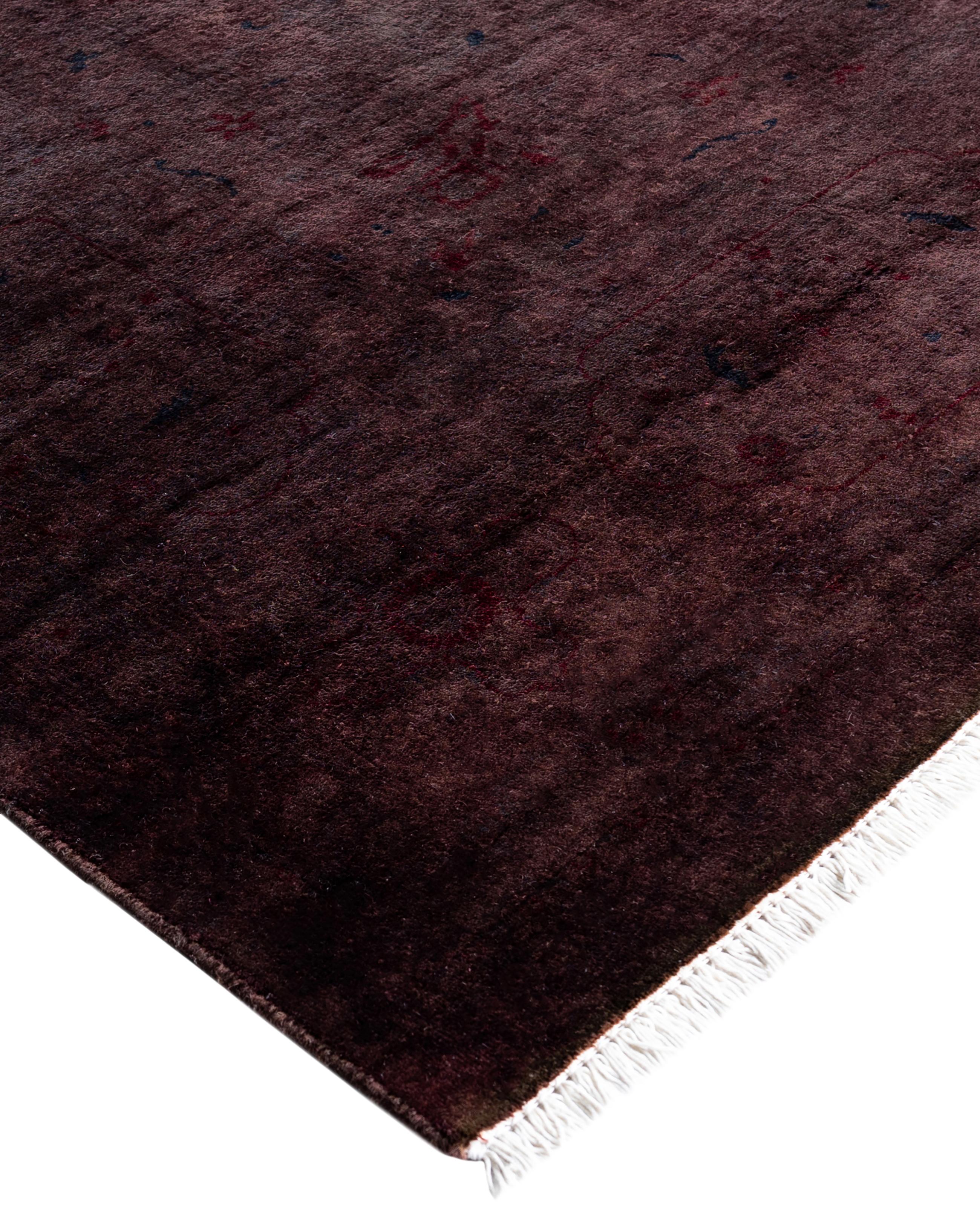 Las alfombras sobreteñidas se crean tomando alfombras antiguas o tradicionales y aplicando un tinte vibrante y monocromático sobre los dibujos existentes. Esta técnica da como resultado una estética audaz y moderna, al tiempo que conserva los