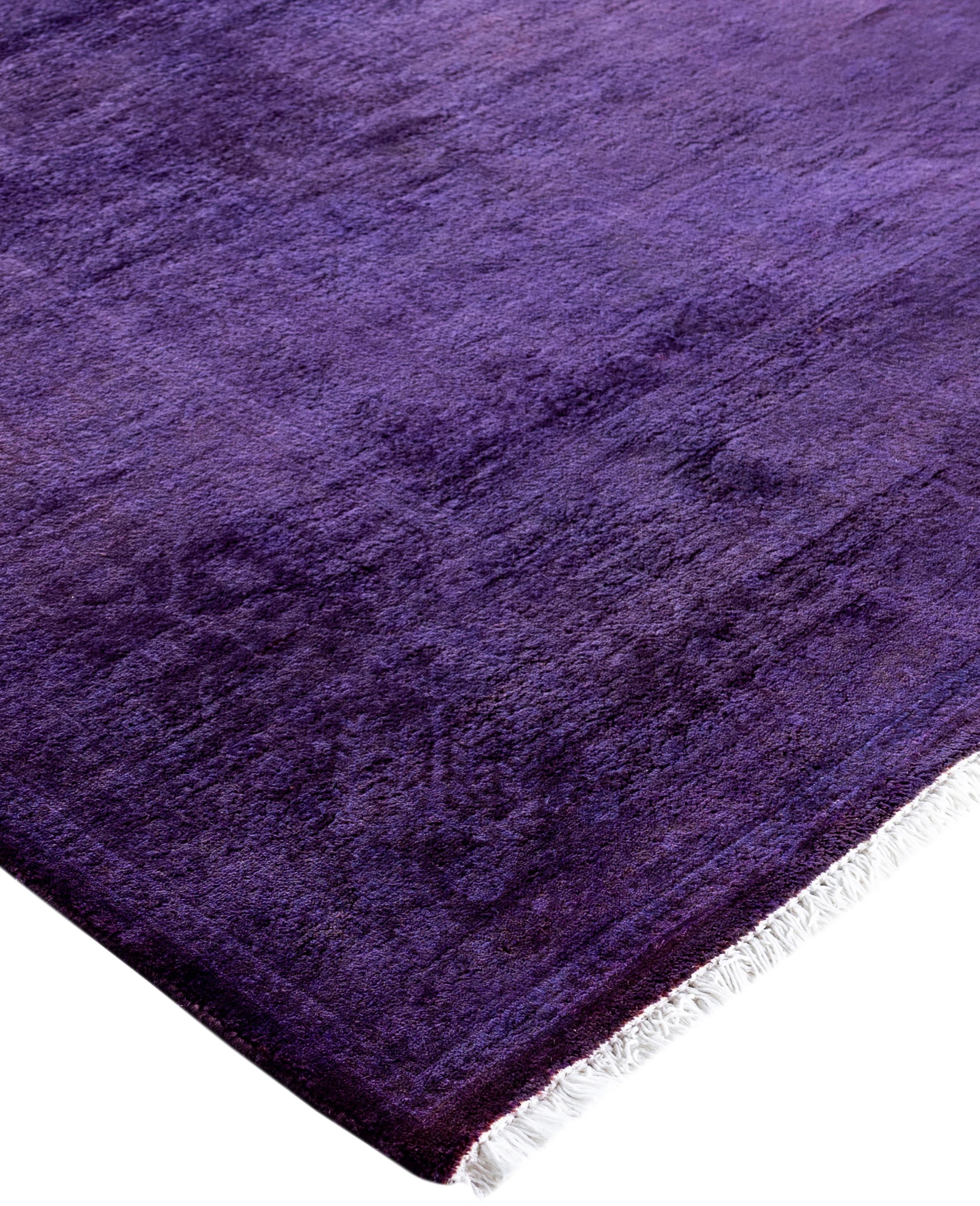 Las alfombras sobreteñidas se crean tomando alfombras antiguas o tradicionales y aplicando un tinte vibrante y monocromático sobre los dibujos existentes. Esta técnica da como resultado una estética audaz y moderna, al tiempo que conserva los