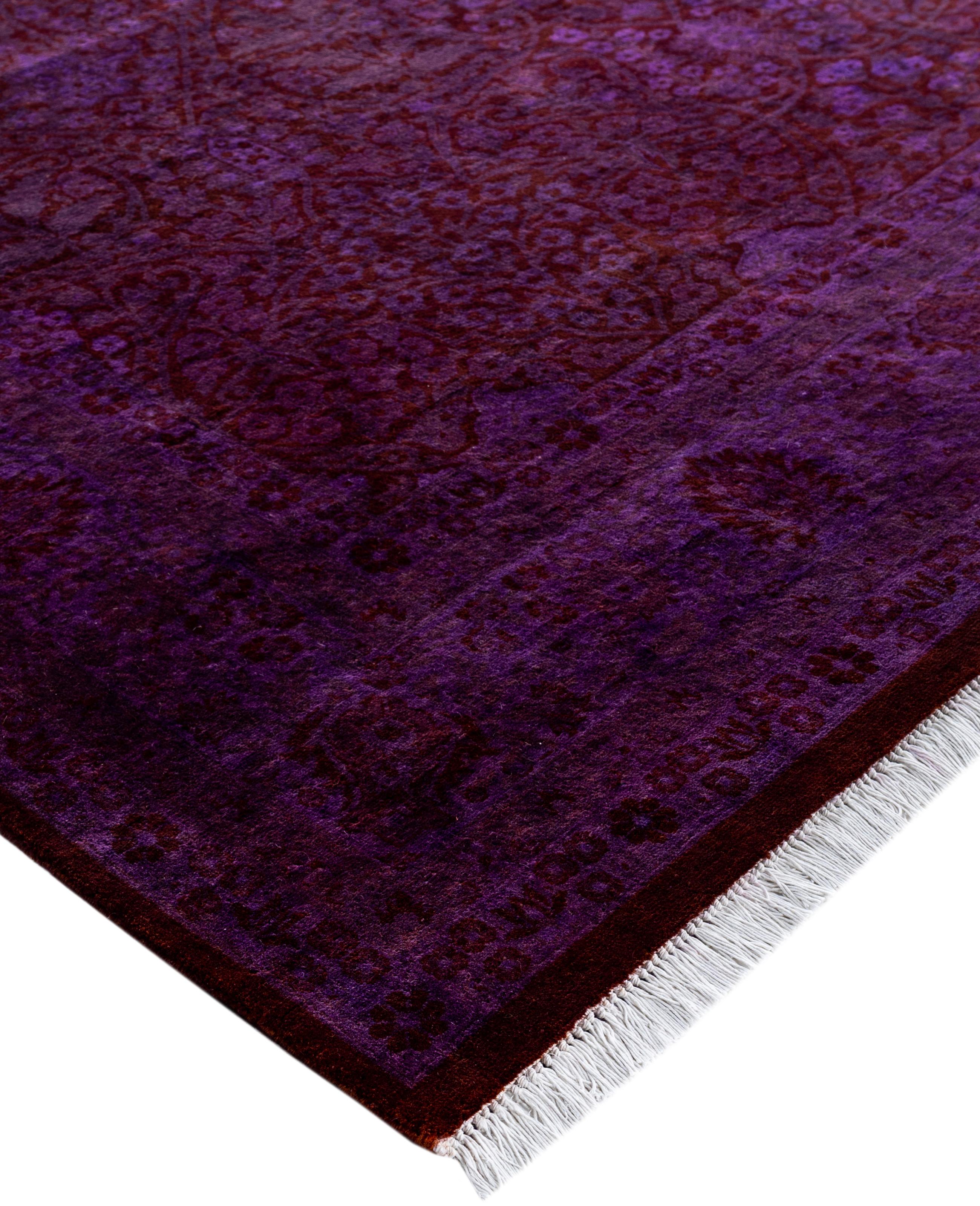 Las alfombras sobreteñidas se crean tomando alfombras antiguas o tradicionales y aplicando un tinte vibrante y monocromático sobre los dibujos existentes. Esta técnica da como resultado una estética audaz y moderna, al tiempo que conserva los
