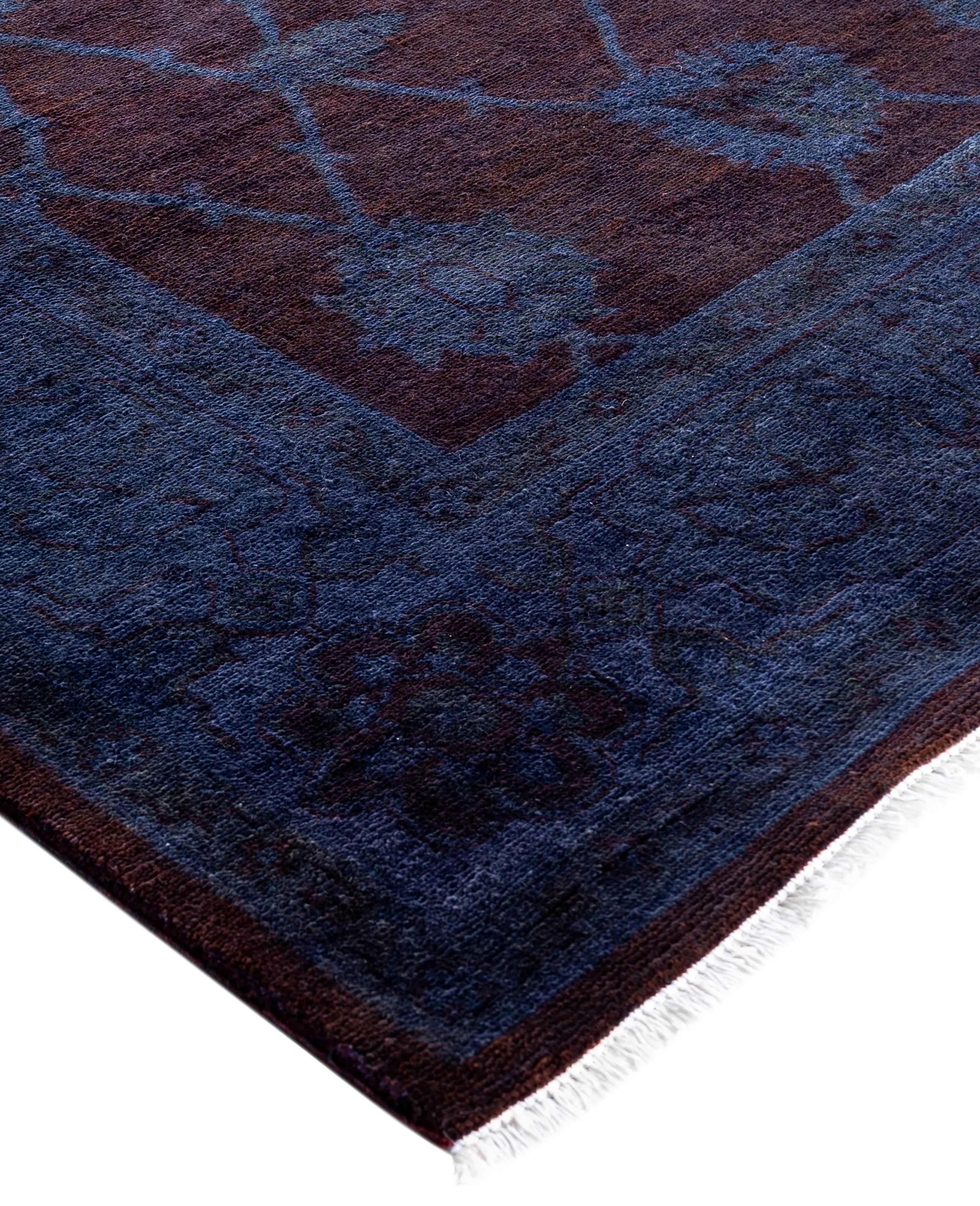 Las alfombras sobreteñidas se crean tomando alfombras antiguas o tradicionales y aplicando un tinte vibrante y monocromático sobre los dibujos existentes. Esta técnica da como resultado una estética audaz y moderna, al tiempo que conserva los