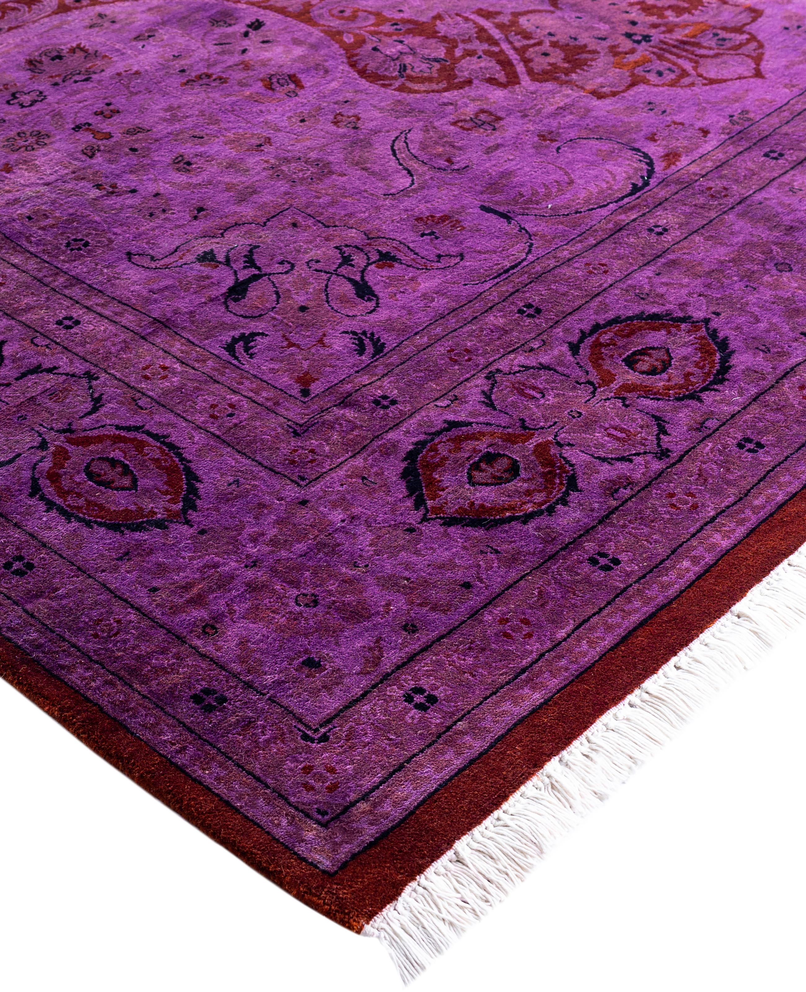 I tappeti tinti in massa sono creati prendendo tappeti vintage o tradizionali e applicando una tintura vibrante e monocromatica sui motivi esistenti. Questa tecnica consente di ottenere un'estetica audace e moderna, preservando al contempo gli