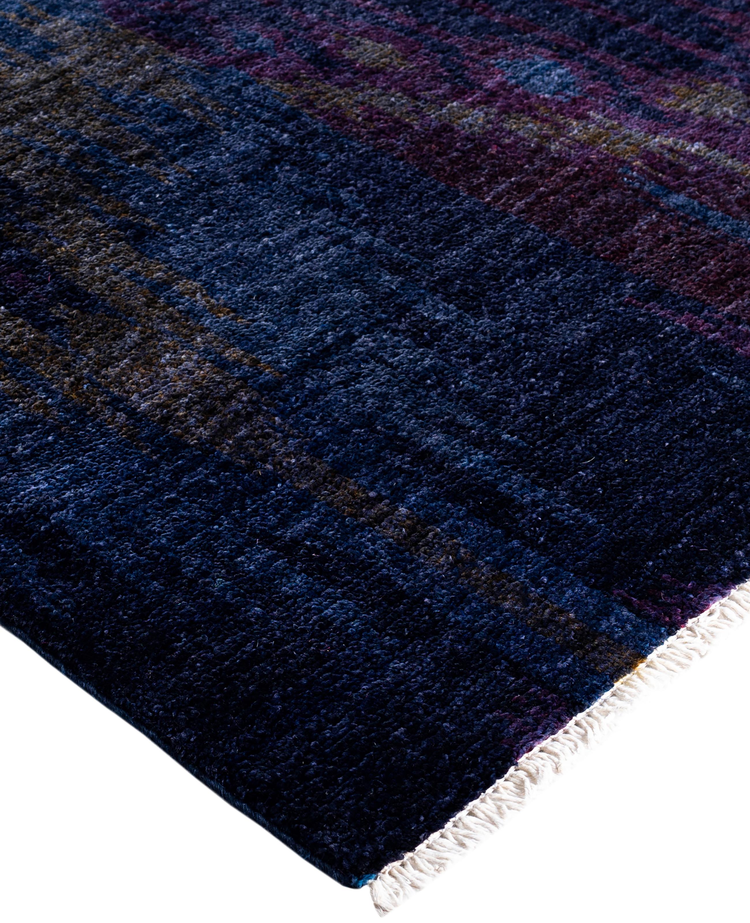 Les tapis surteints sont créés à partir de tapis anciens ou traditionnels auxquels on applique une teinture vibrante et monochrome sur les motifs existants. Cette technique permet d'obtenir une esthétique audacieuse et moderne tout en préservant les