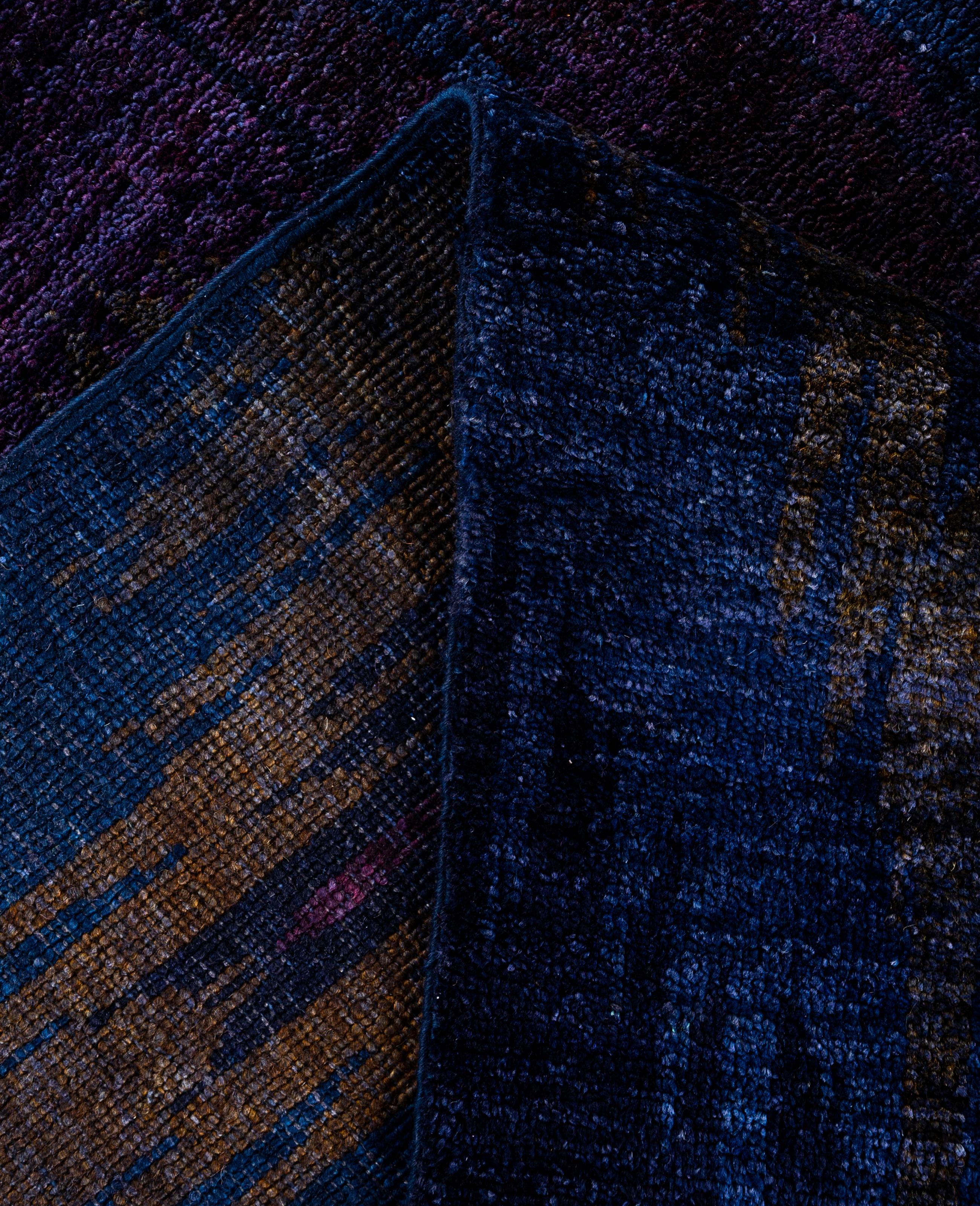 XXIe siècle et contemporain Tapis de sol en laine surteint unique en son genre pourpre 7' 10
