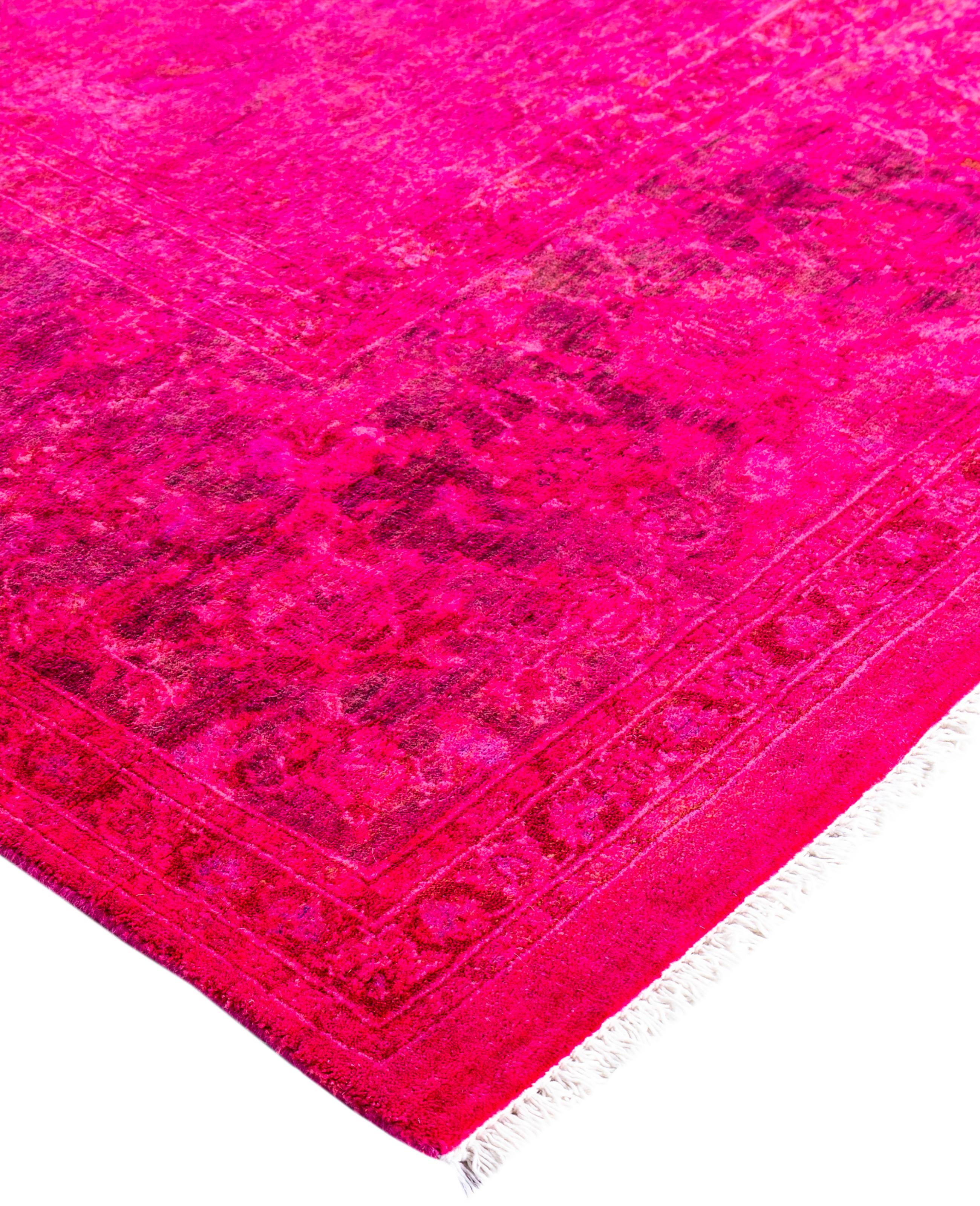 Las alfombras sobreteñidas se crean tomando alfombras antiguas o tradicionales y aplicando un tinte vibrante y monocromático sobre los dibujos existentes. Esta técnica da como resultado una estética audaz y moderna, al tiempo que conserva los