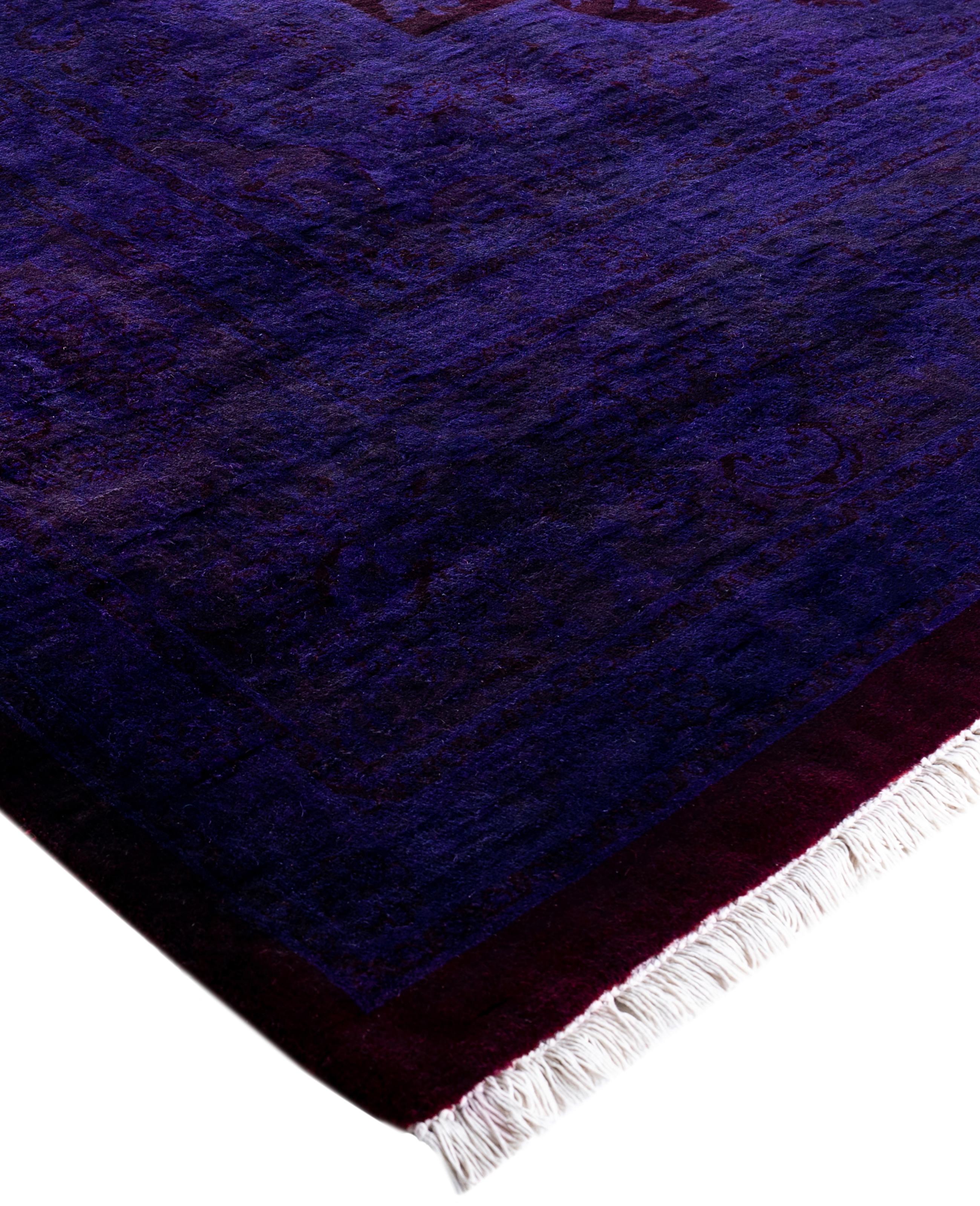 Las alfombras sobreteñidas se crean tomando alfombras antiguas o tradicionales y aplicando un tinte vibrante y monocromático sobre los dibujos existentes. Esta técnica da como resultado una estética audaz y moderna, al tiempo que conserva los