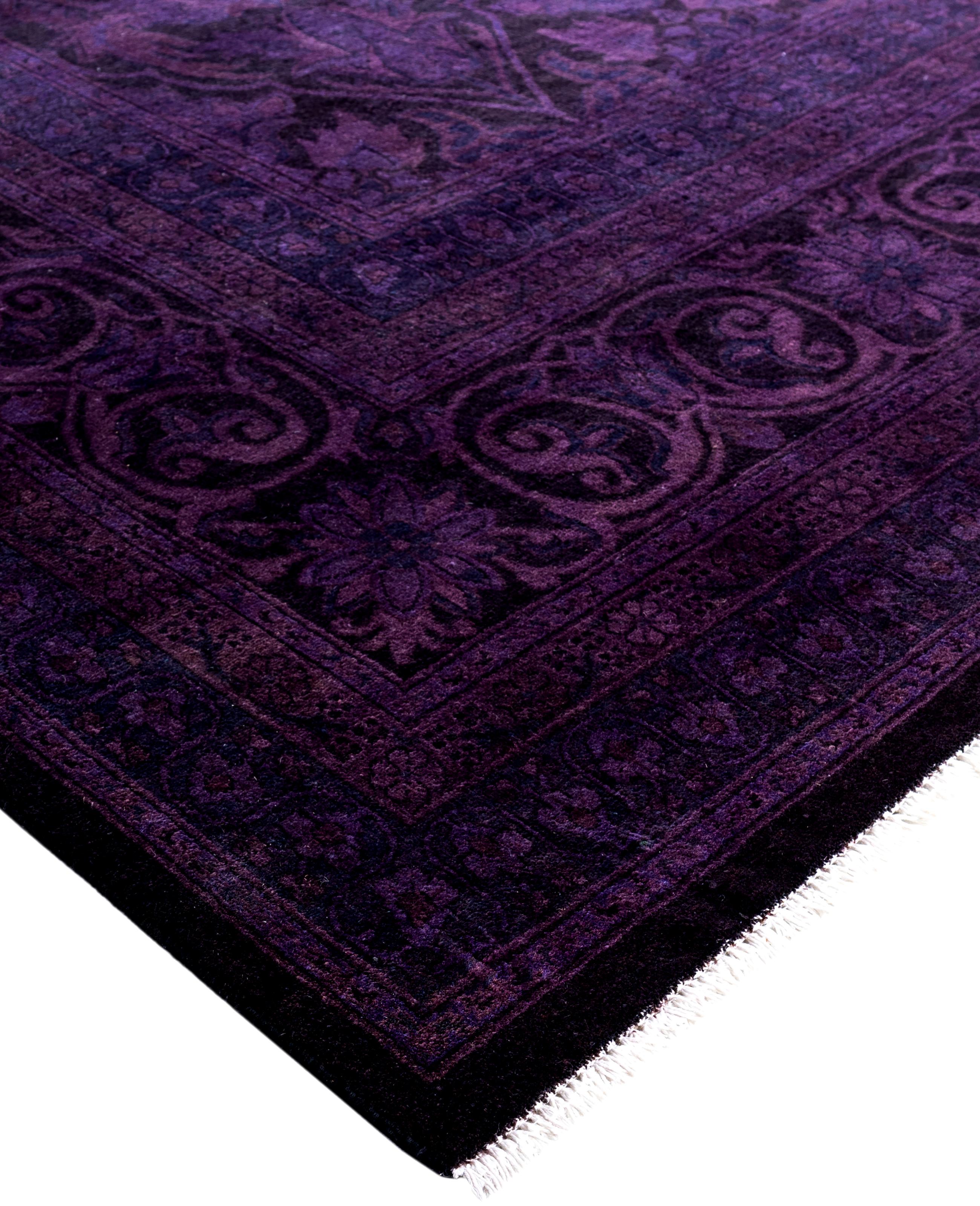Las alfombras sobreteñidas se crean tomando alfombras antiguas o tradicionales y aplicando un tinte vibrante y monocromático sobre los dibujos existentes. Esta técnica da como resultado una estética audaz y moderna, al tiempo que conserva los