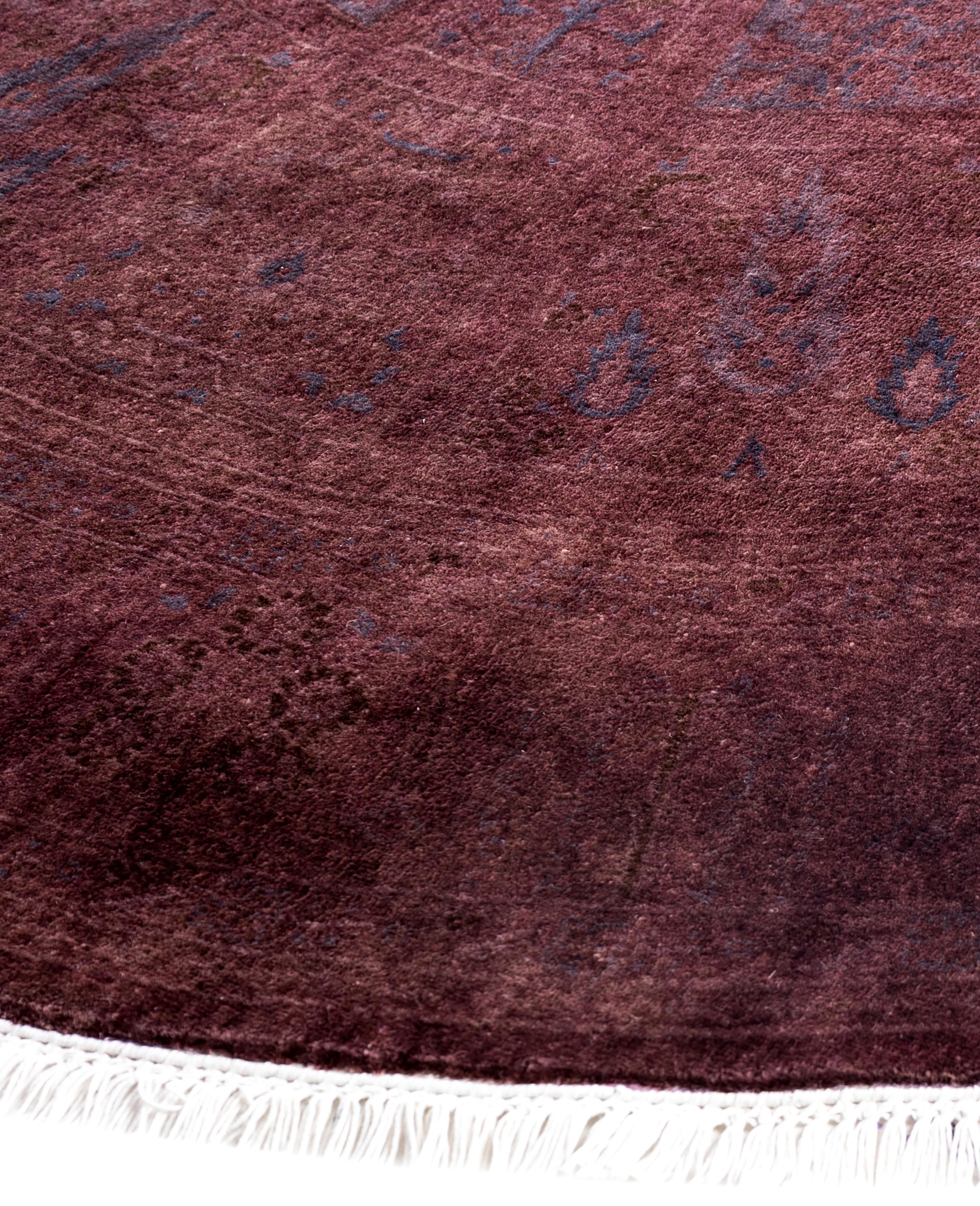 Les tapis surteints sont créés à partir de tapis anciens ou traditionnels auxquels on applique une teinture vibrante et monochrome sur les motifs existants. Cette technique permet d'obtenir une esthétique audacieuse et moderne tout en préservant les