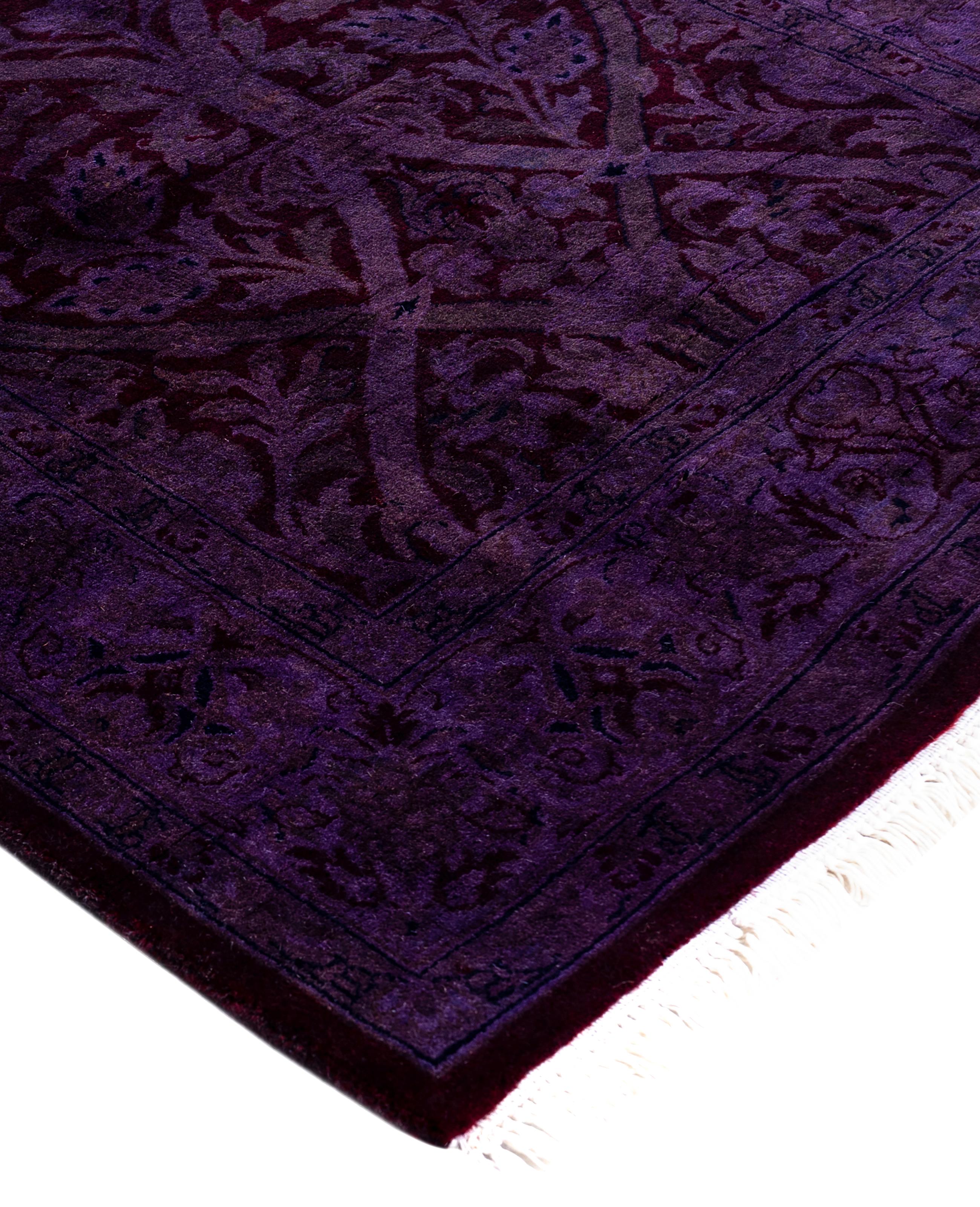 Las alfombras sobreteñidas se crean tomando alfombras antiguas o tradicionales y aplicando un tinte vibrante y monocromático sobre los dibujos existentes. Esta técnica da como resultado una estética audaz y moderna, al tiempo que conserva los