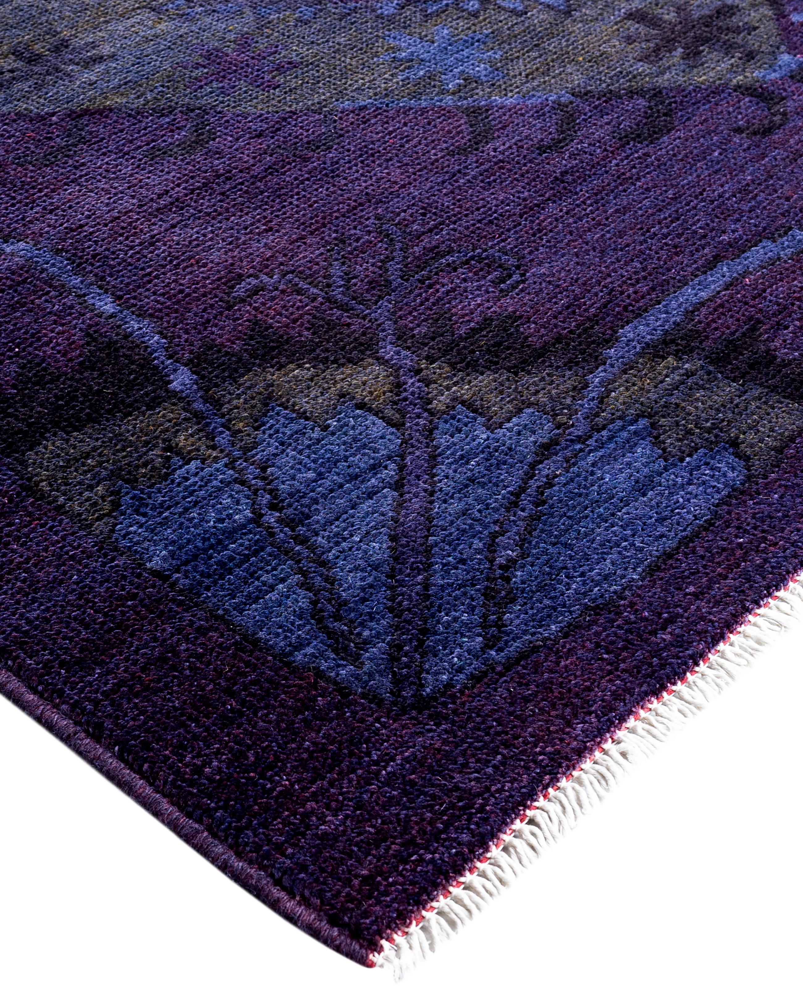 Les tapis surteints sont créés à partir de tapis anciens ou traditionnels auxquels on applique une teinture vibrante et monochrome sur les motifs existants. Cette technique permet d'obtenir une esthétique audacieuse et moderne tout en préservant les