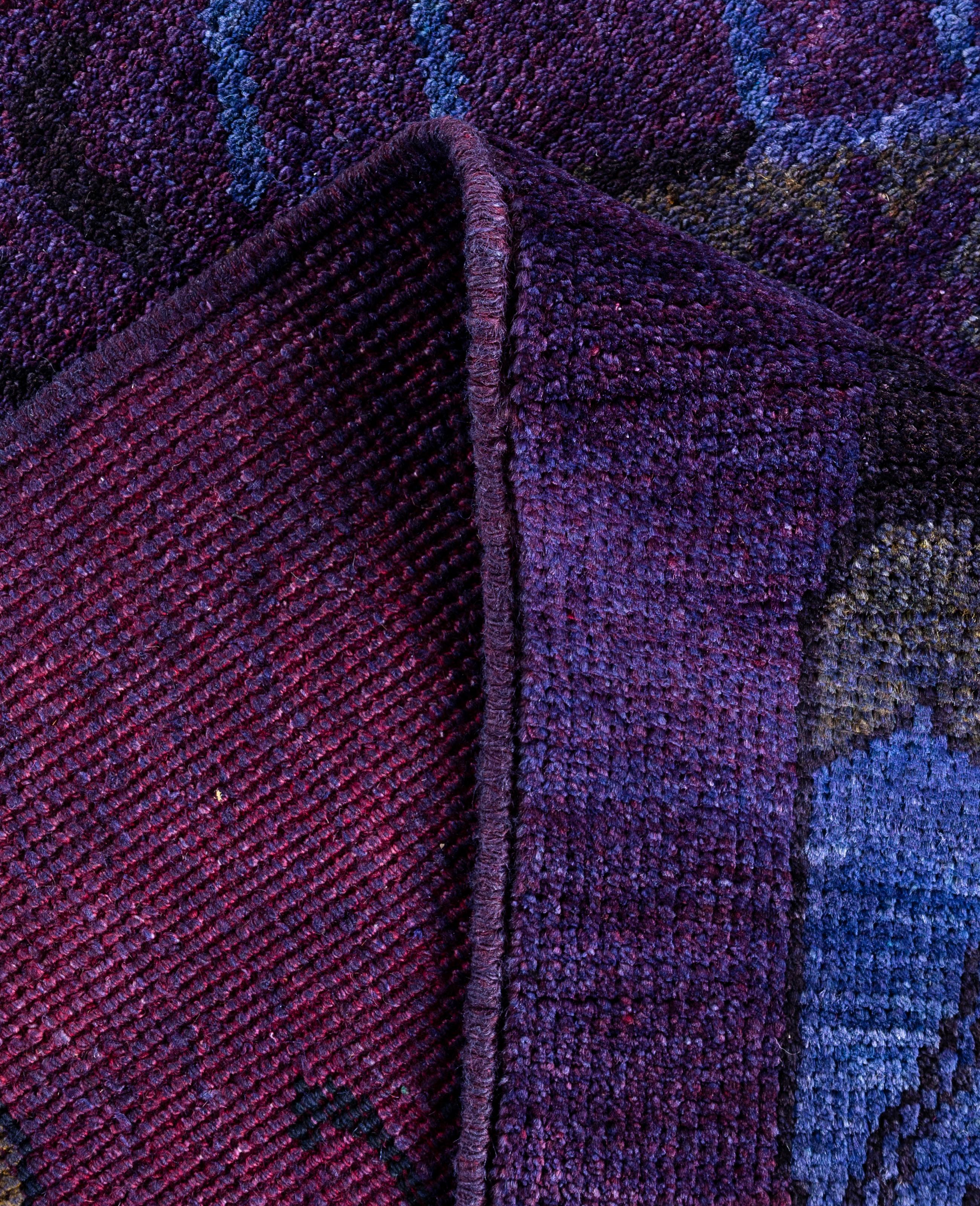 XXIe siècle et contemporain Tapis de sol carré en laine surteint et unique en son genre pourpre 5' 1