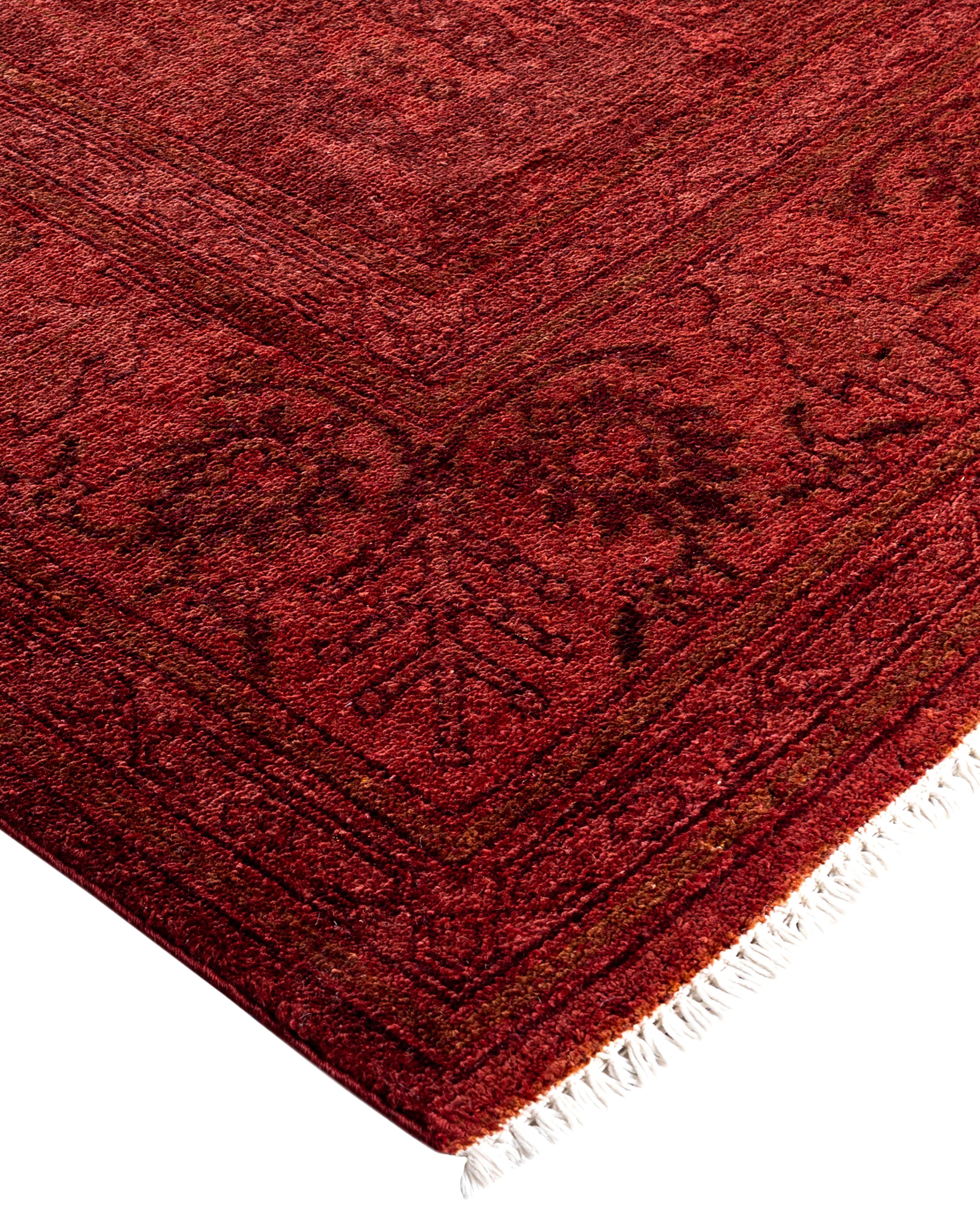 Les tapis surteints sont créés à partir de tapis anciens ou traditionnels auxquels on applique une teinture vibrante et monochrome sur les motifs existants. Cette technique permet d'obtenir une esthétique audacieuse et moderne tout en préservant les