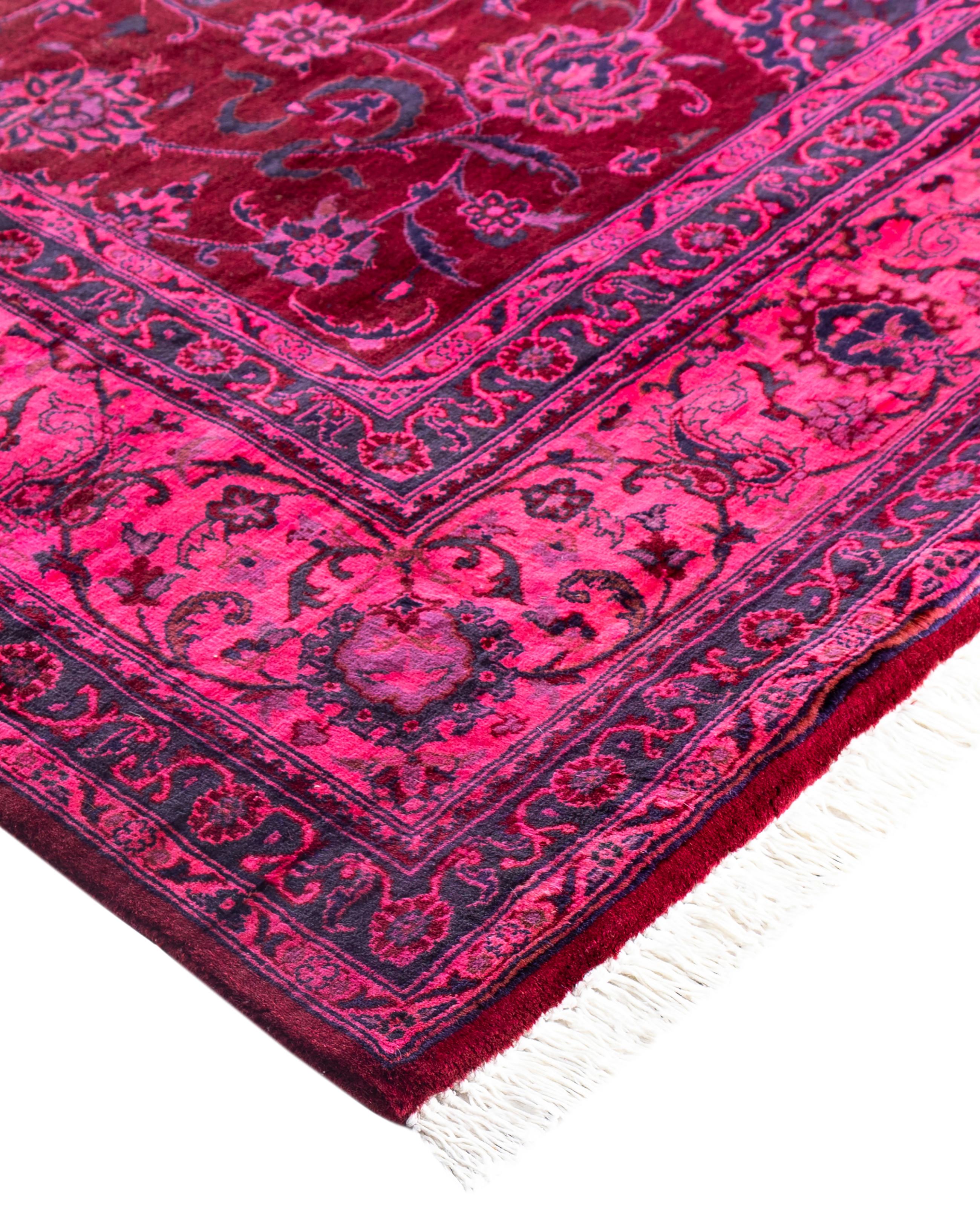 Las alfombras sobreteñidas se crean tomando alfombras antiguas o tradicionales y aplicando un tinte vibrante y monocromático sobre los dibujos existentes. Esta técnica da como resultado una estética audaz y moderna, al tiempo que conserva los