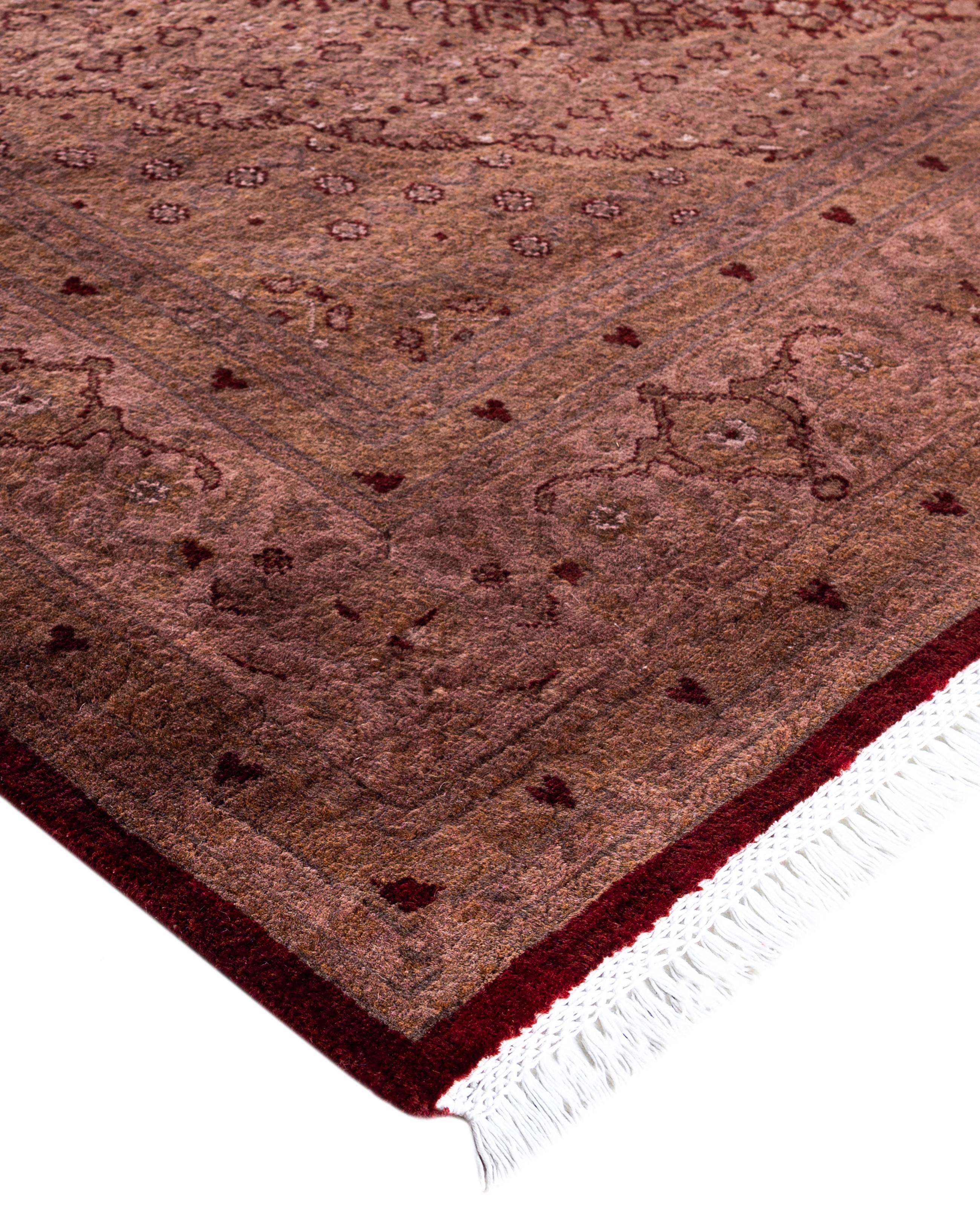 Las alfombras sobreteñidas se crean tomando alfombras antiguas o tradicionales y aplicando un tinte vibrante y monocromático sobre los dibujos existentes. Esta técnica da como resultado una estética audaz y moderna, al tiempo que conserva los
