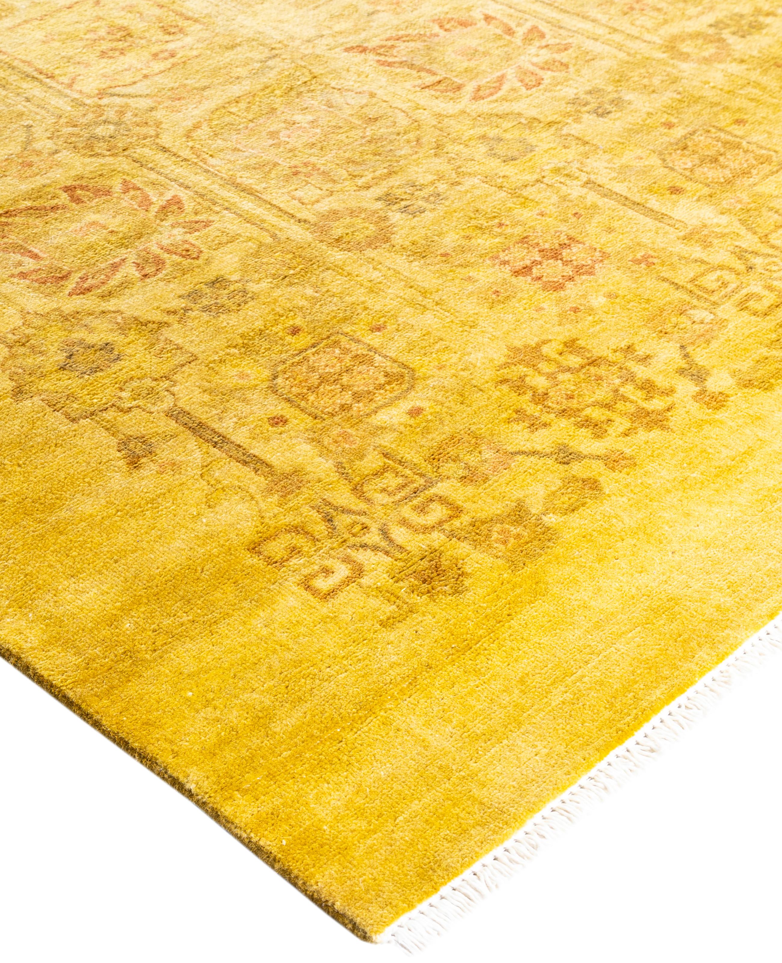 I tappeti tinti in massa sono creati prendendo tappeti vintage o tradizionali e applicando una tintura vibrante e monocromatica sui motivi esistenti. Questa tecnica consente di ottenere un'estetica audace e moderna, preservando al contempo gli