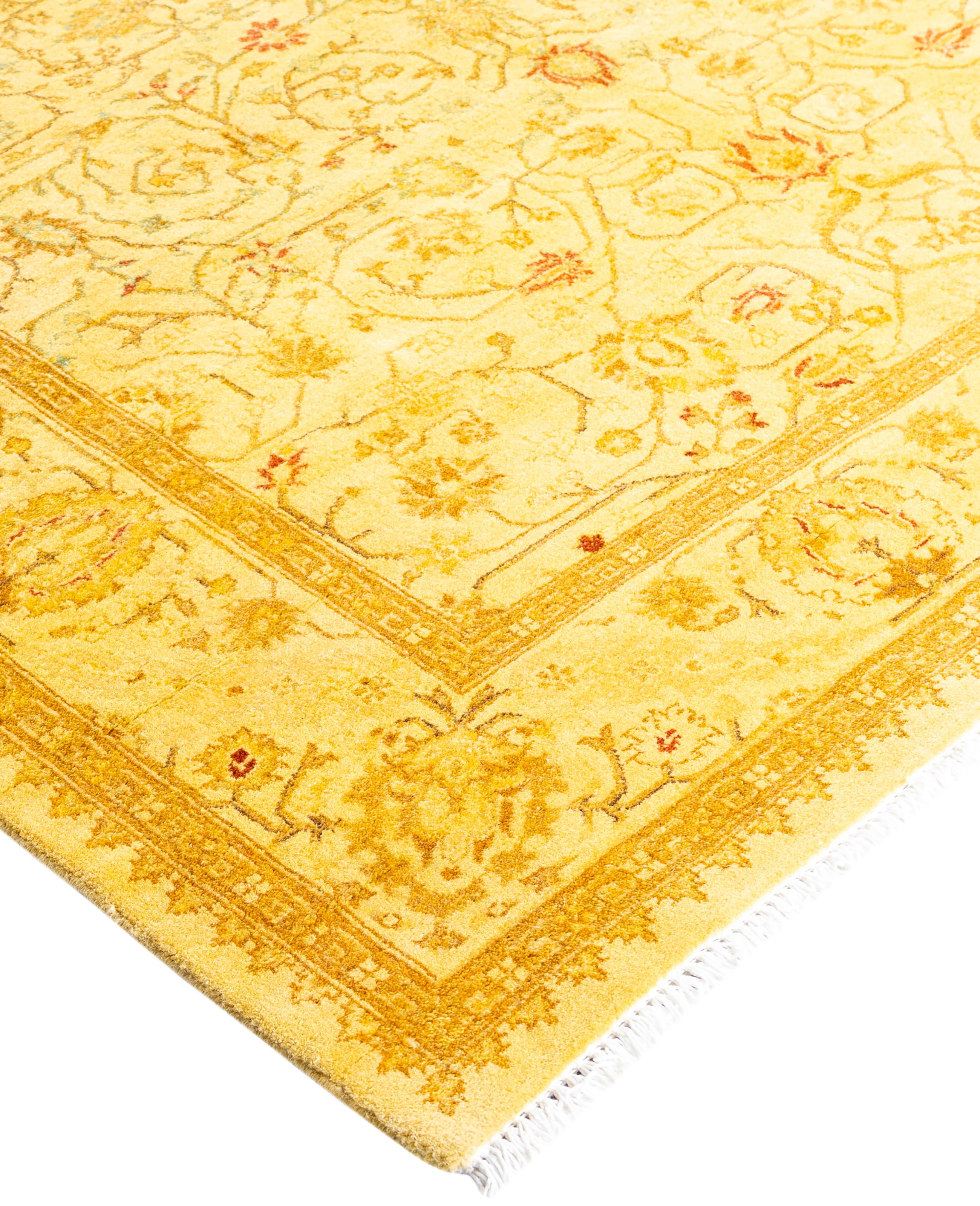 Les tapis surteints sont créés à partir de tapis anciens ou traditionnels auxquels on applique une teinture vibrante et monochrome sur les motifs existants. Cette technique permet d'obtenir une esthétique audacieuse et moderne tout en préservant les