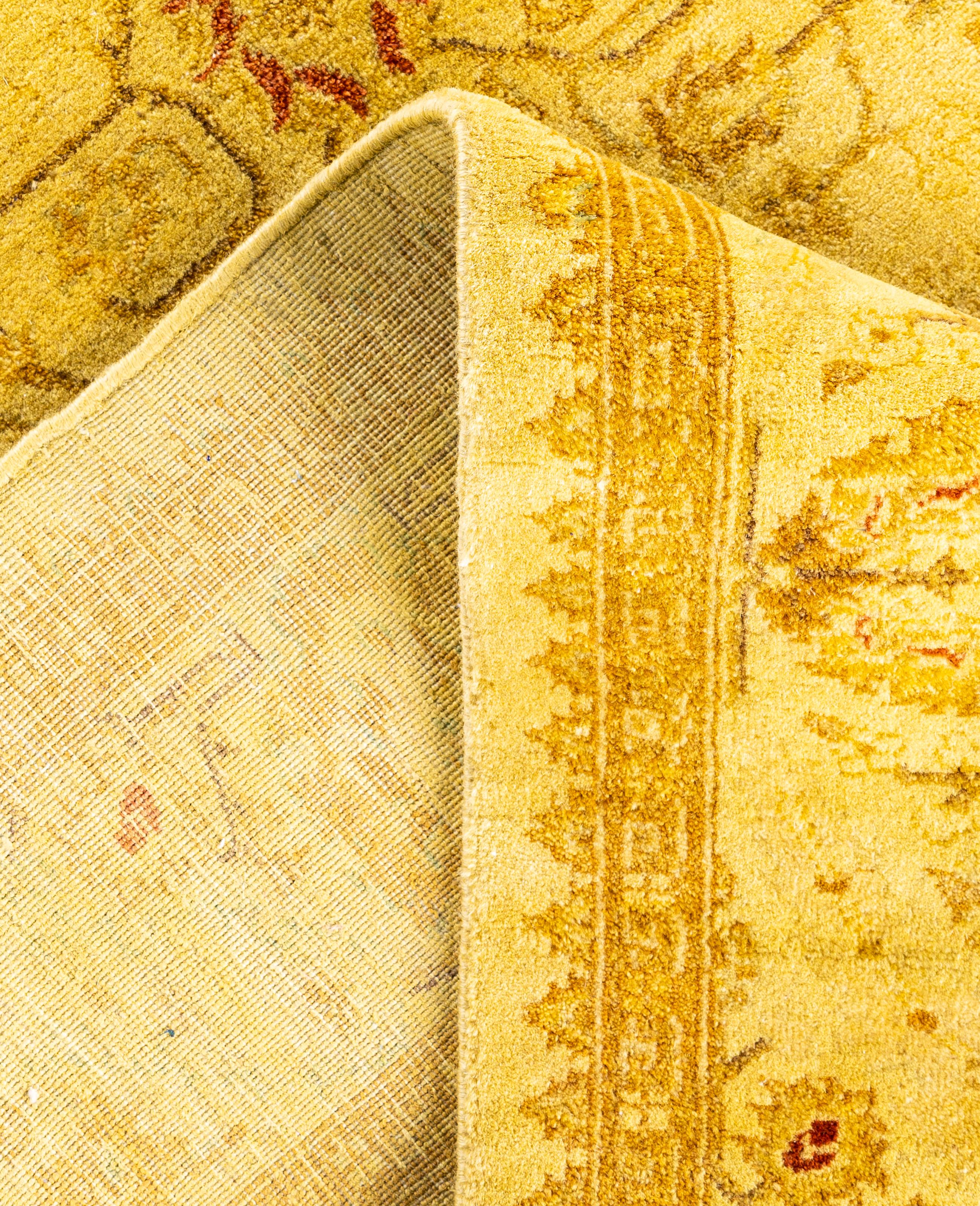 XXIe siècle et contemporain Tapis de sol en laine jaune surteintée unique 4' 3