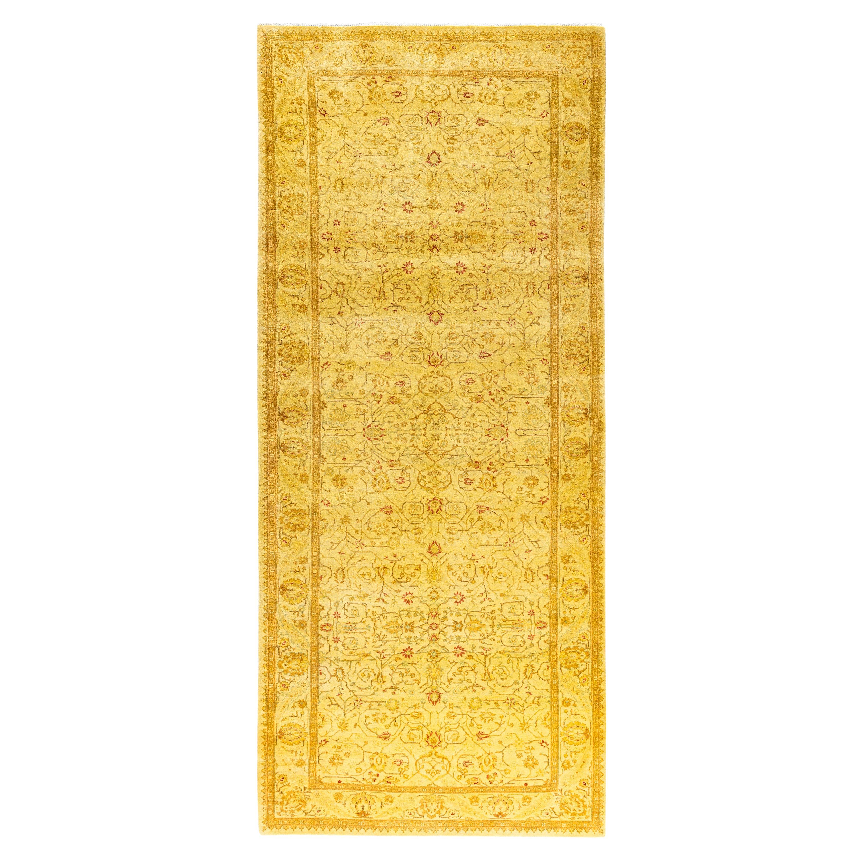 Tapis de sol en laine jaune surteintée unique 4' 3" x 9' 10" en vente