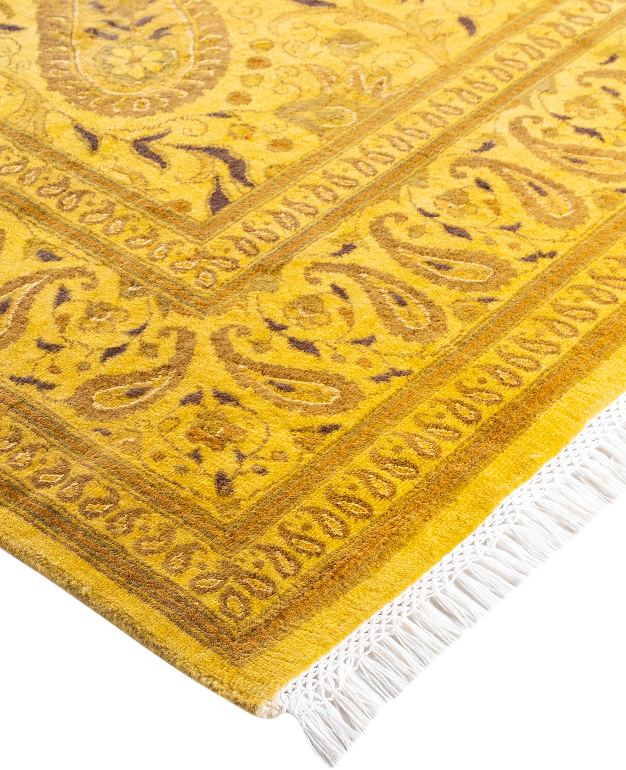 Las alfombras sobreteñidas se crean tomando alfombras antiguas o tradicionales y aplicando un tinte vibrante y monocromático sobre los dibujos existentes. Esta técnica da como resultado una estética audaz y moderna, al tiempo que conserva los