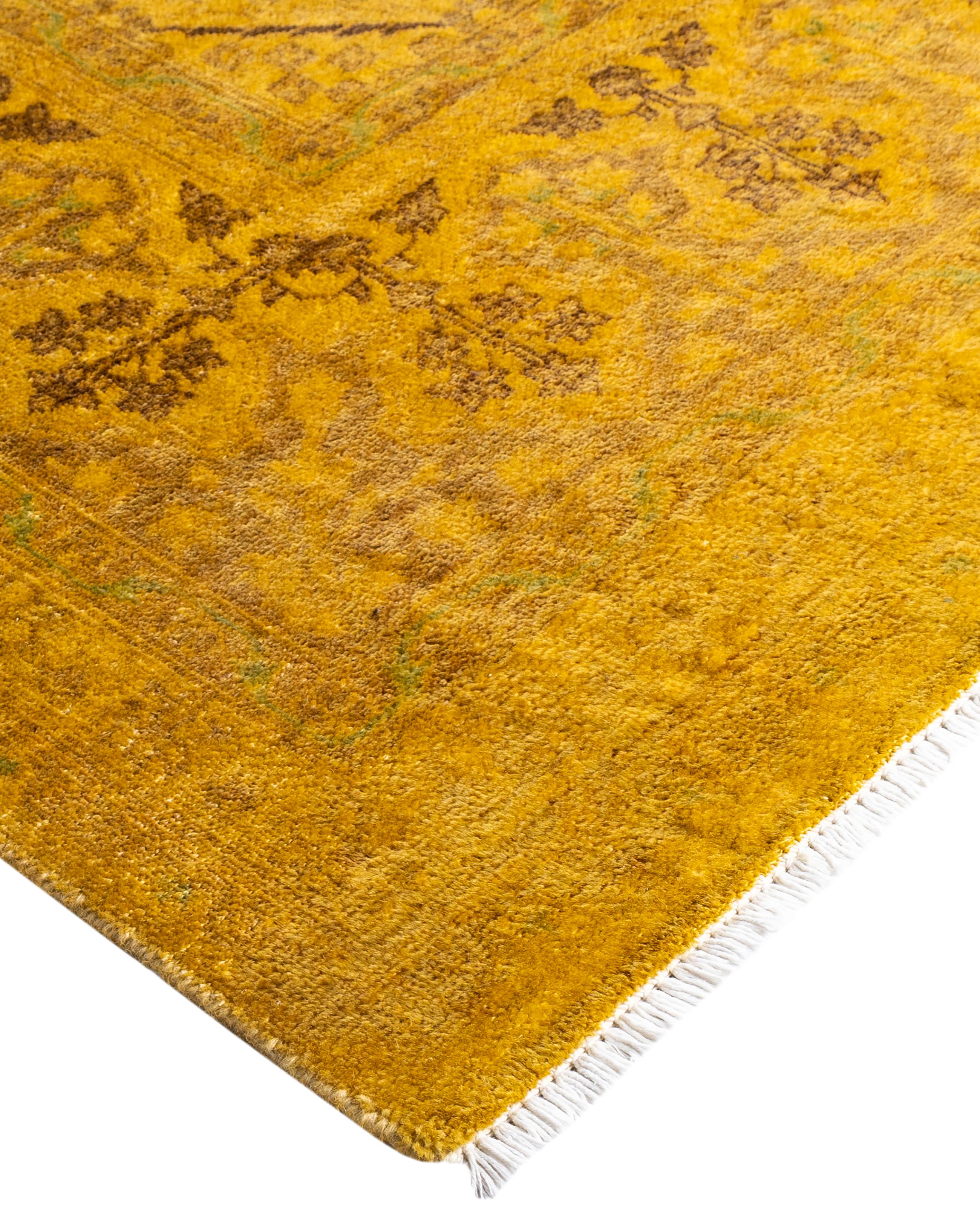 Las alfombras sobreteñidas se crean tomando alfombras antiguas o tradicionales y aplicando un tinte vibrante y monocromático sobre los dibujos existentes. Esta técnica da como resultado una estética audaz y moderna, al tiempo que conserva los