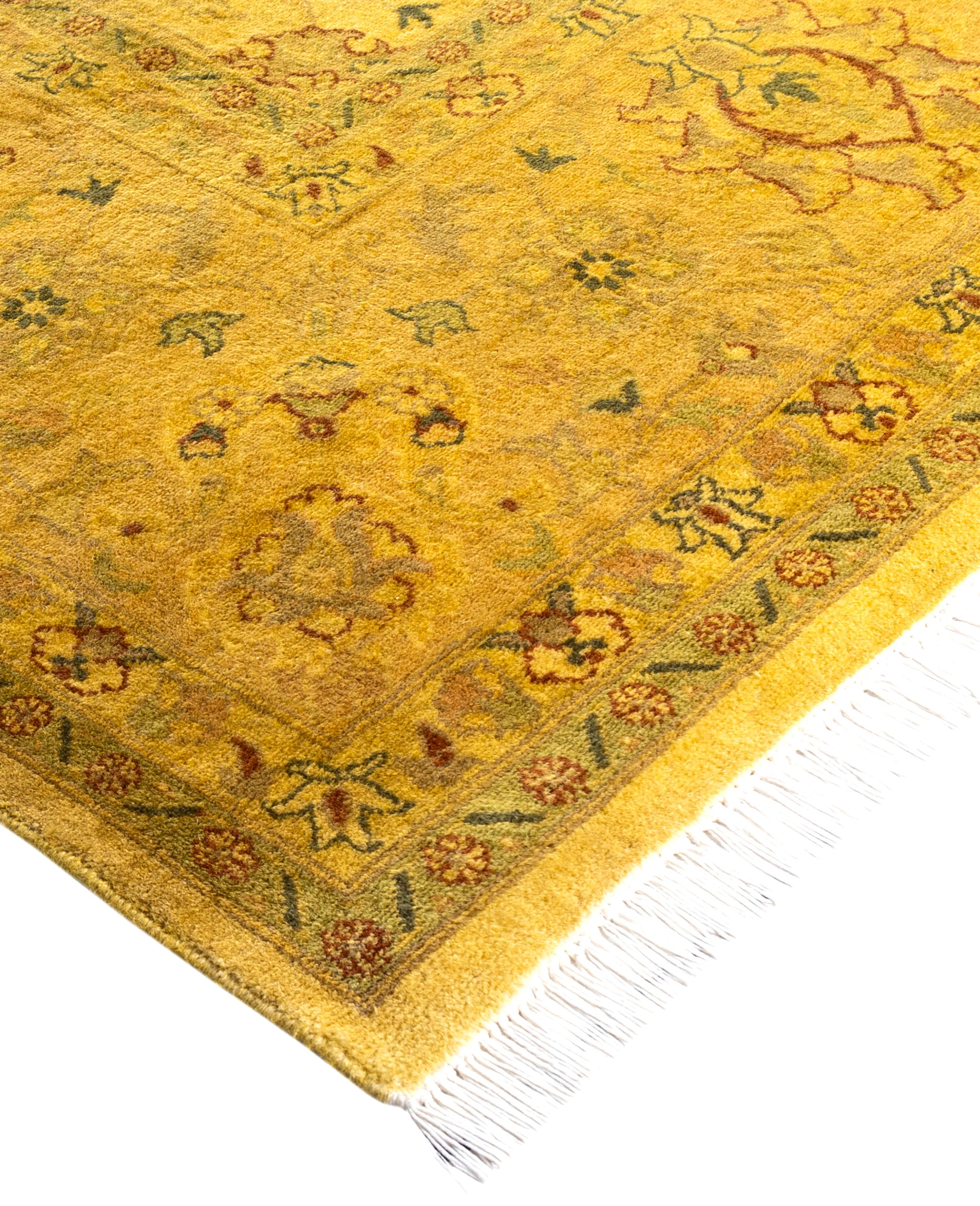 Las alfombras sobreteñidas se crean tomando alfombras antiguas o tradicionales y aplicando un tinte vibrante y monocromático sobre los dibujos existentes. Esta técnica da como resultado una estética audaz y moderna, al tiempo que conserva los