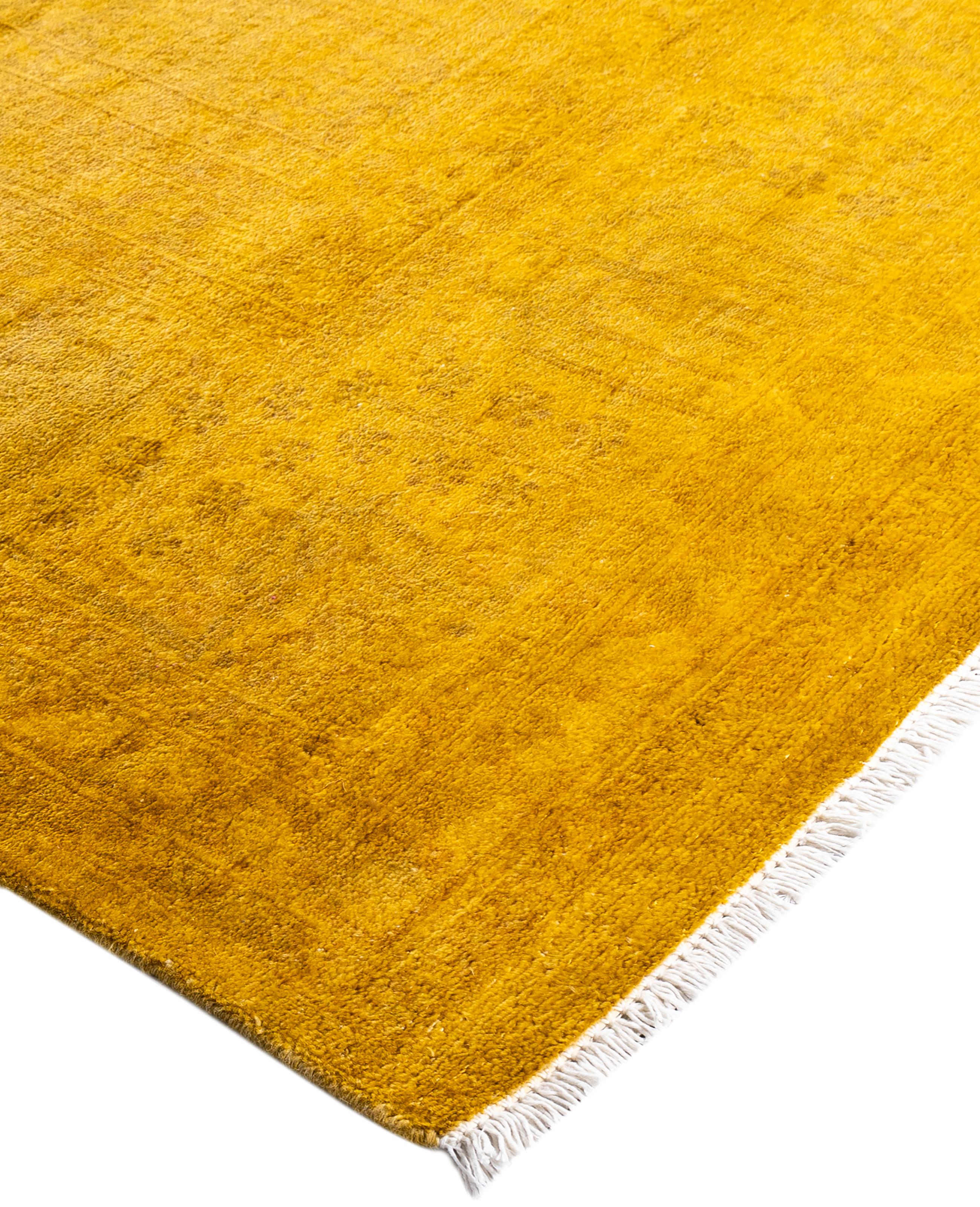 Las alfombras sobreteñidas se crean tomando alfombras antiguas o tradicionales y aplicando un tinte vibrante y monocromático sobre los dibujos existentes. Esta técnica da como resultado una estética audaz y moderna, al tiempo que conserva los