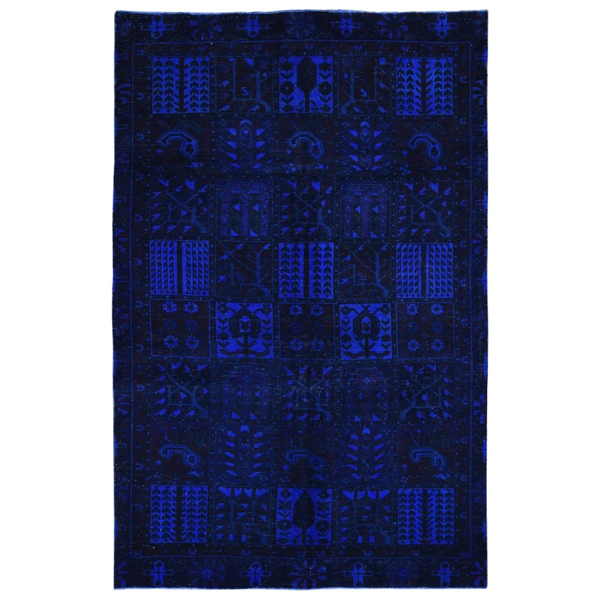 Tapis oriental Bakhtiari persan teinté avec motif de jardin en laine nouée à la main en vente