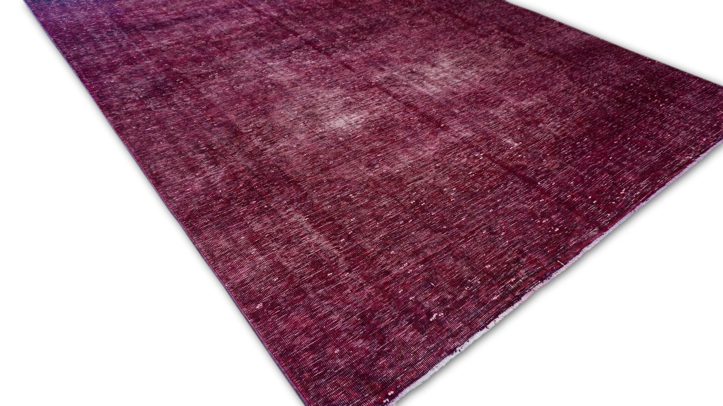 Dieser handgeknüpfte Wollteppich ist ein strahlender Ausdruck von modernem Minimalismus und künstlerischer Wiederbelebung. Der Teppich mit seinem leuchtenden Ombre-Farbverlauf in Indigo- und Lavendeltönen wird in einem zeitaufwändigen Verfahren
