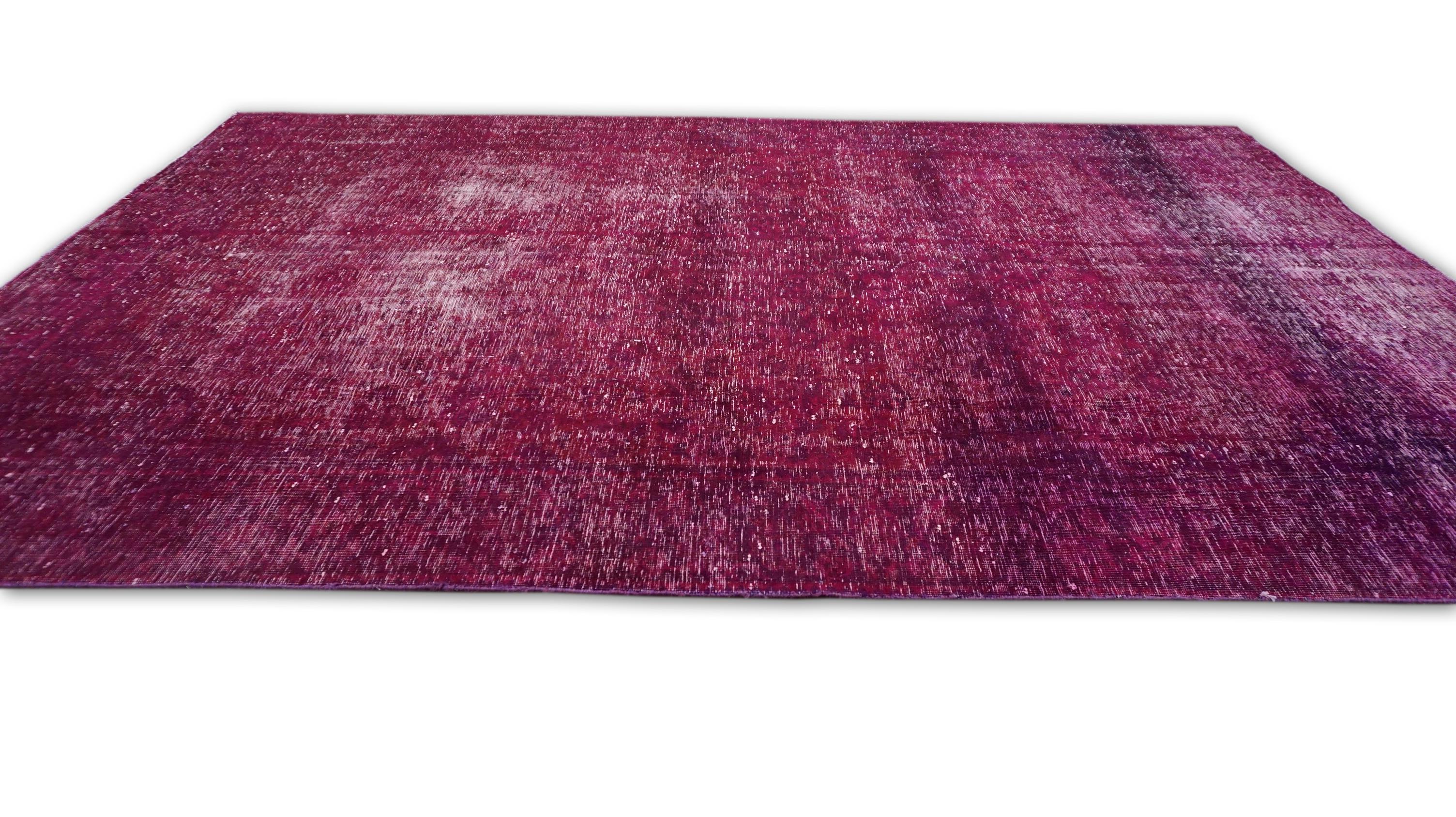Overdyed Pflaume Lavendel Wollteppich 7'1''x10'8'' im Zustand „Gut“ im Angebot in Torrance, CA