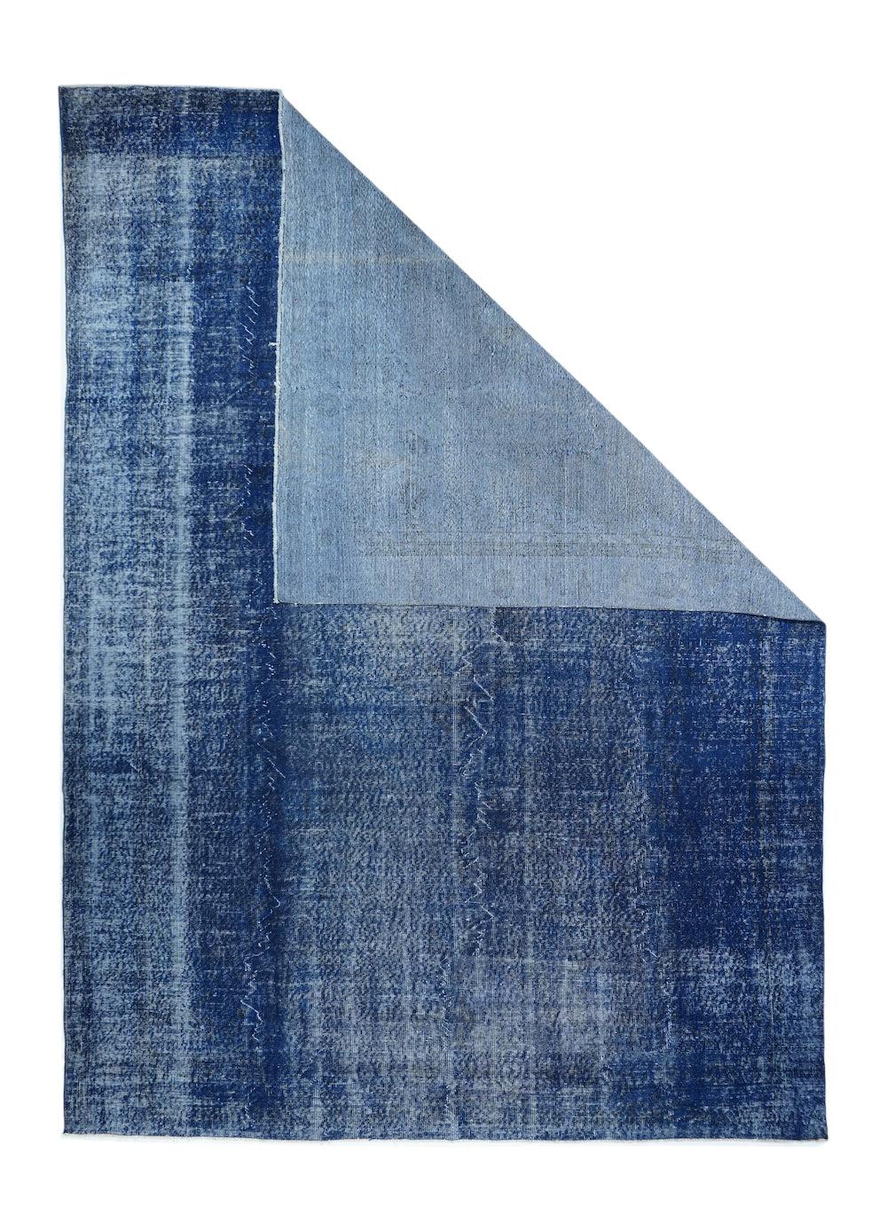 Tappeto sovratinto 7'9'' x 11'1''. Il tappeto sottostante è stato sovratinto di blu, con abrasioni verticali e colonne di linee pigre che indicano che quattro tessitori hanno tessuto il pezzo originale. I vari gradi di usura hanno aggiunto un altro
